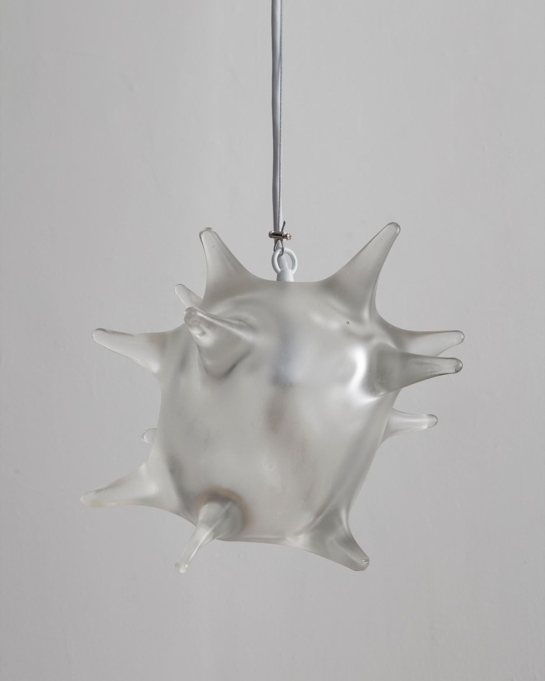 Pendentif sculptural éclairé unique 