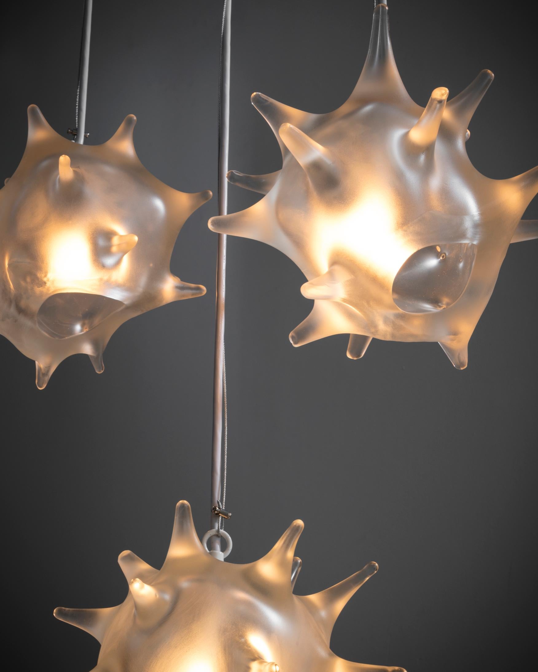 Verre Pendentif sculptural « Ameba » en verre soufflé à la main dépoli de Jeff Zimmerman
