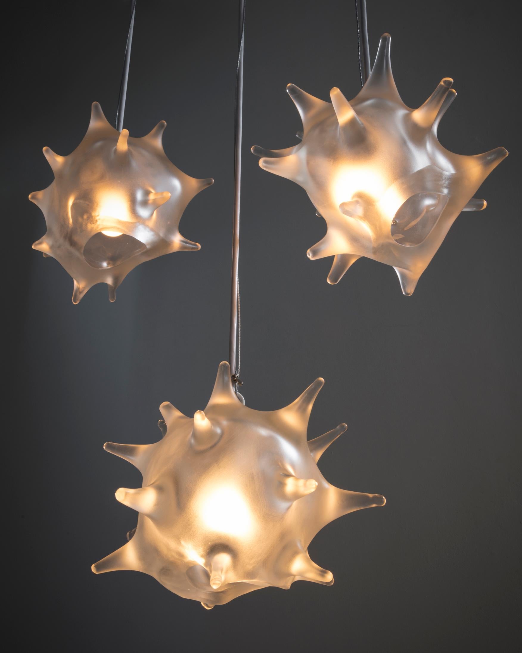 Pendentif sculptural « Ameba » en verre soufflé à la main dépoli de Jeff Zimmerman 1