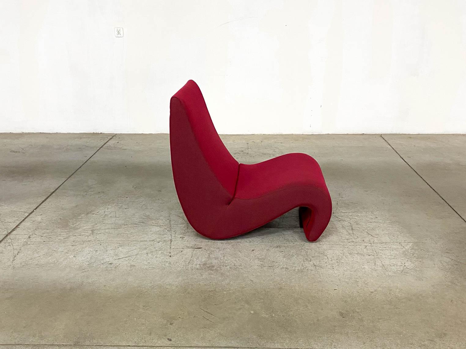 Amoebe was created by Verner Panton in 1970 for his famous Visiona installation, which included several versions of this lounge piece. It embodies the exuberant spirit of the early 1970s. Thanks to its upholstered surfaces and the flexible back