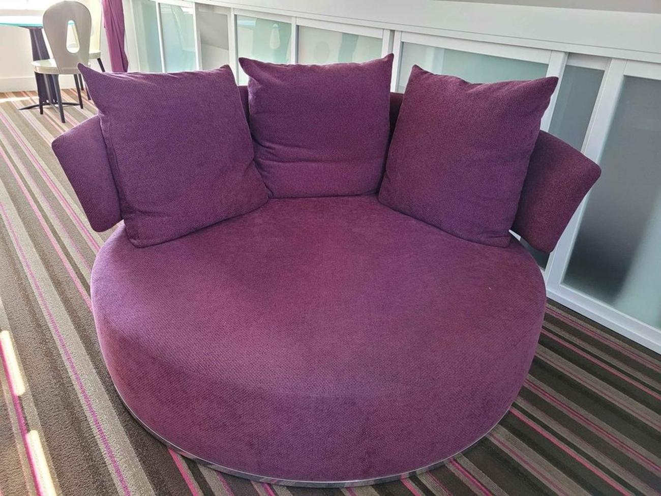 2 pieces available.
Stunning circular swivel sofa 