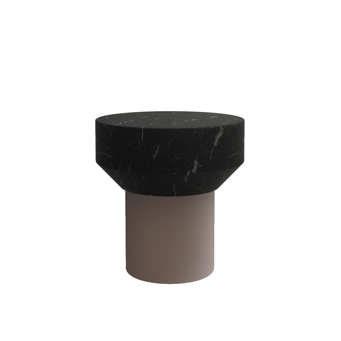 Taburete Amon de Marmi Serafini
Materiales: Mármol, madera barnizada
También disponible en chapa de madera
Dimensiones: P 43 x A 45 cm.

Marmi Serafini se encuentra en una pequeña ciudad llamada Chiampo, conocida internacionalmente por su producción