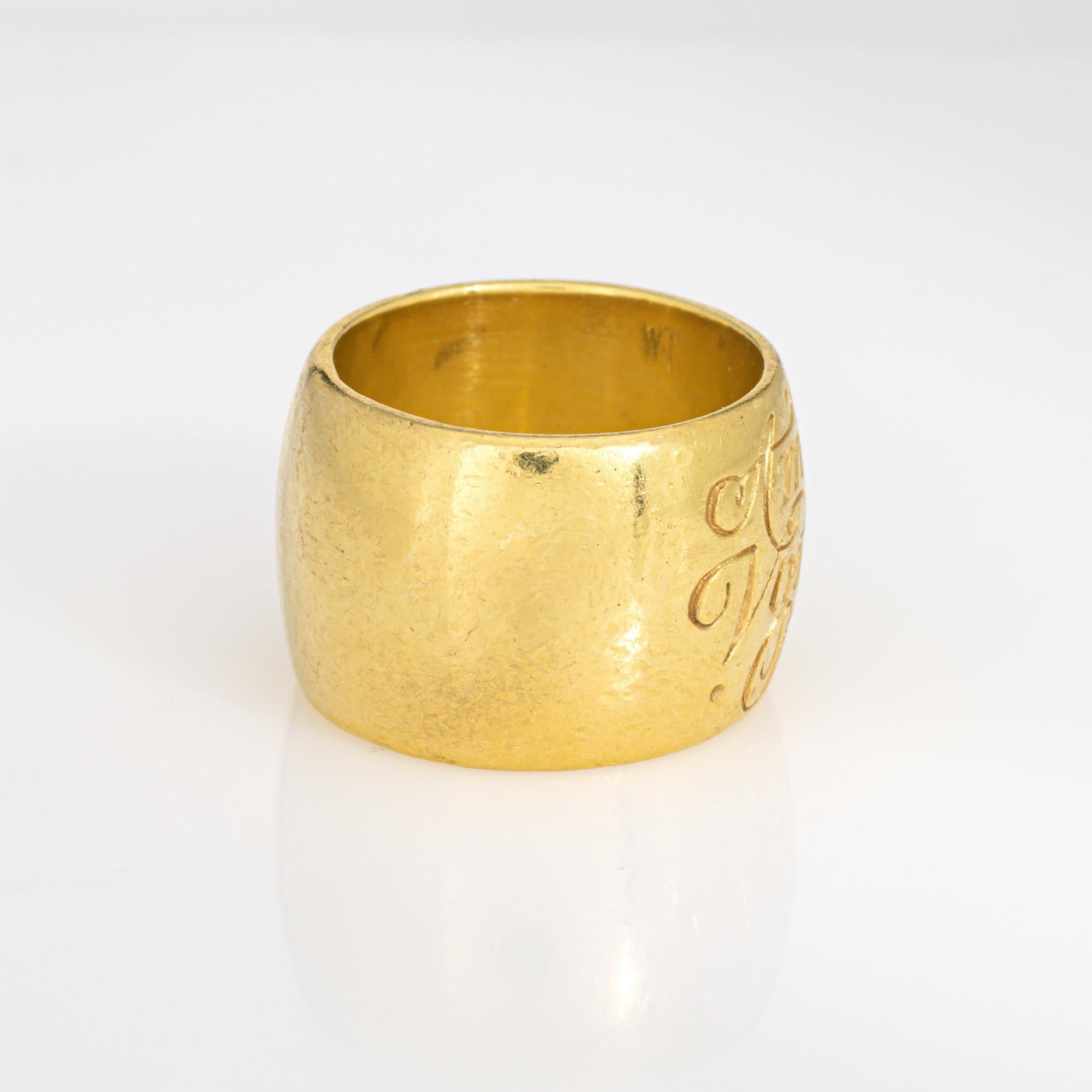 Contemporaneo Anello con iscrizione Amor Vincit Om Sz 6 Estate in oro 18k Wright & Teague a fascia larga in vendita