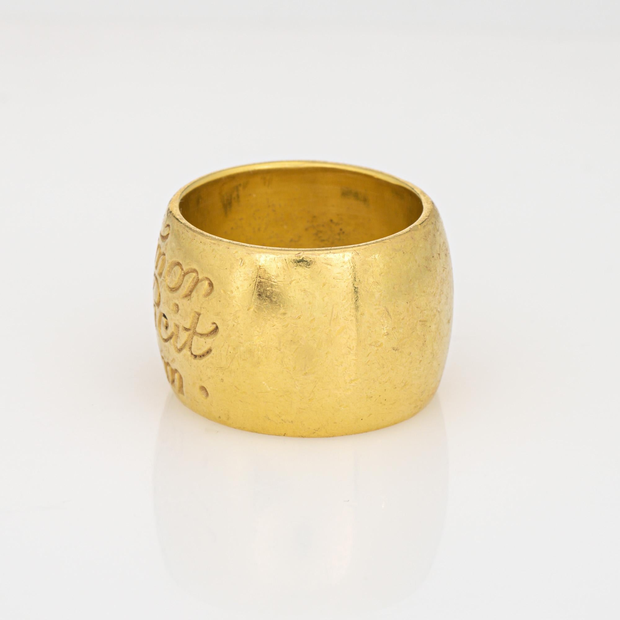 Anello con iscrizione Amor Vincit Om Sz 6 Estate in oro 18k Wright & Teague a fascia larga In condizioni buone in vendita a Torrance, CA