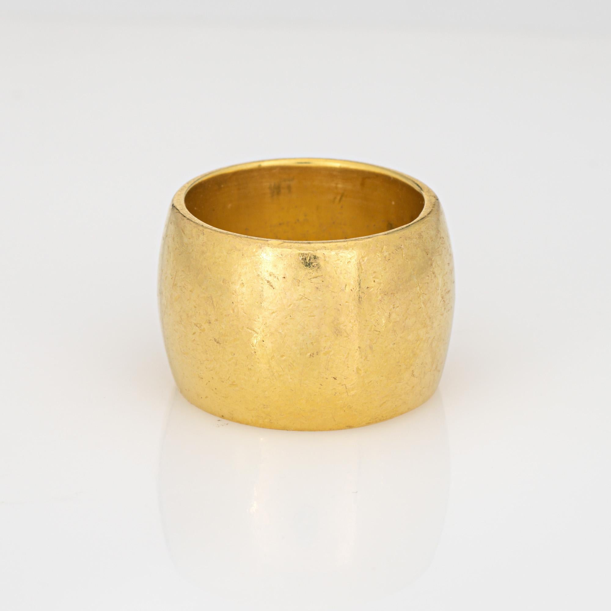 Donna Anello con iscrizione Amor Vincit Om Sz 6 Estate in oro 18k Wright & Teague a fascia larga in vendita