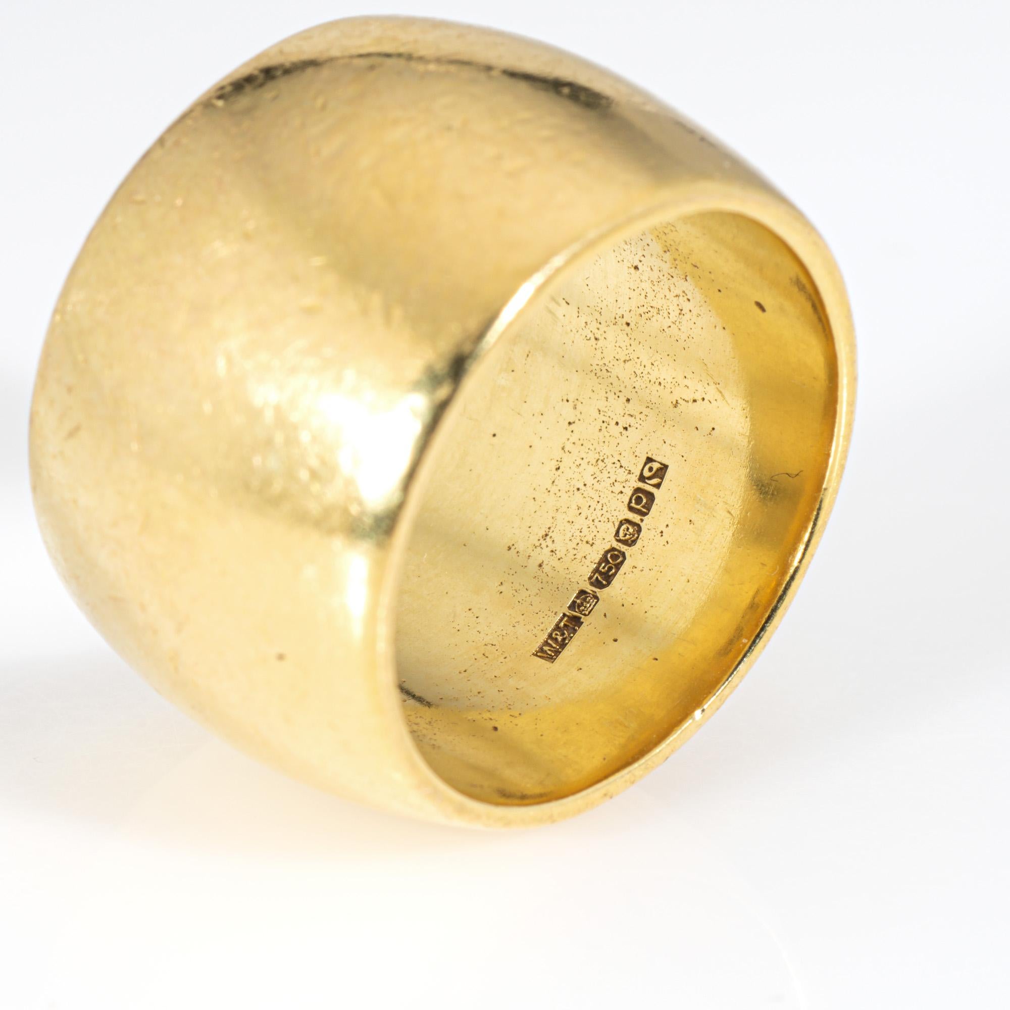 Anello con iscrizione Amor Vincit Om Sz 6 Estate in oro 18k Wright & Teague a fascia larga in vendita 2