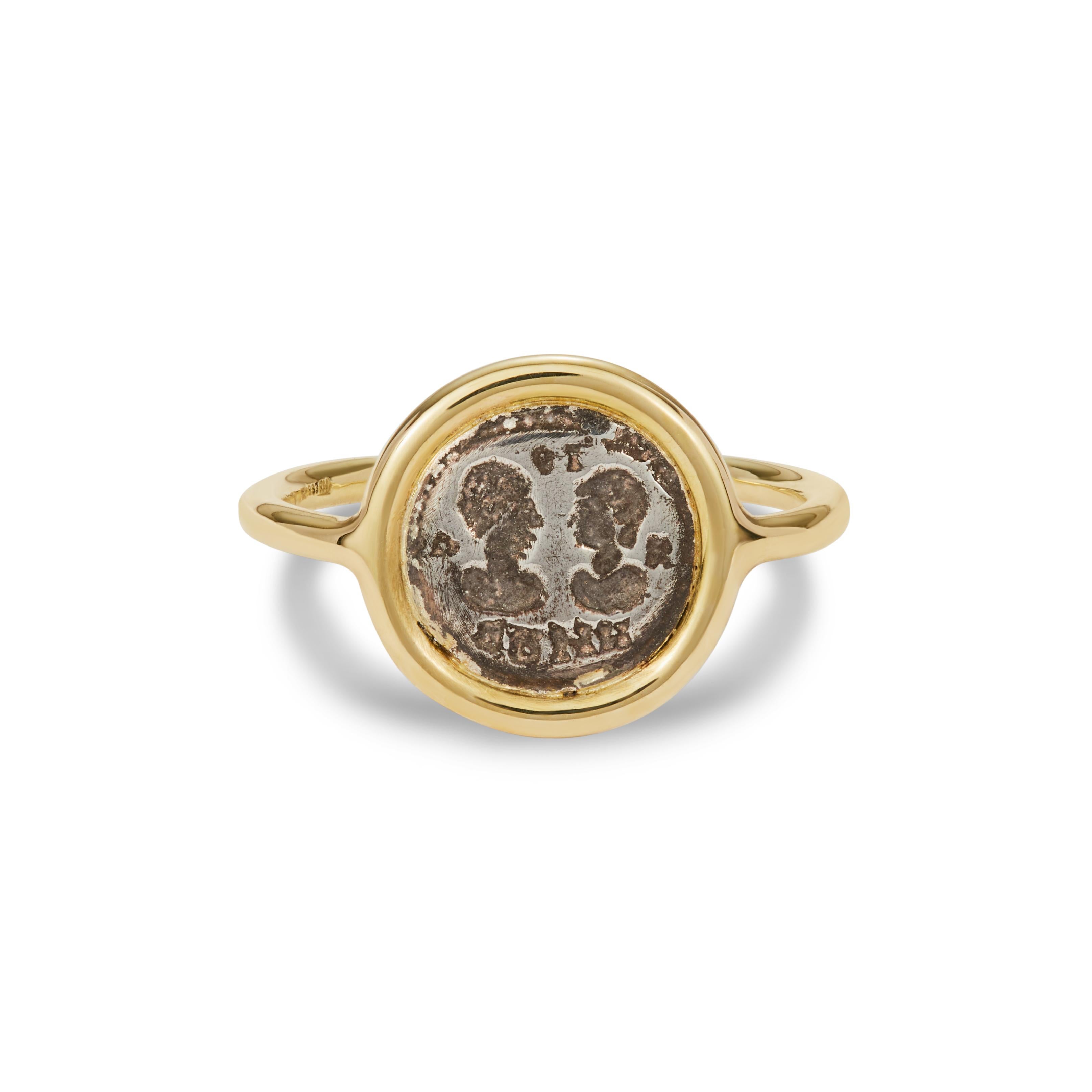 For Sale:  Amor Vincit Omnia Lovers Roman Signet Silver 18 Karat Yellow Gold Ring 2