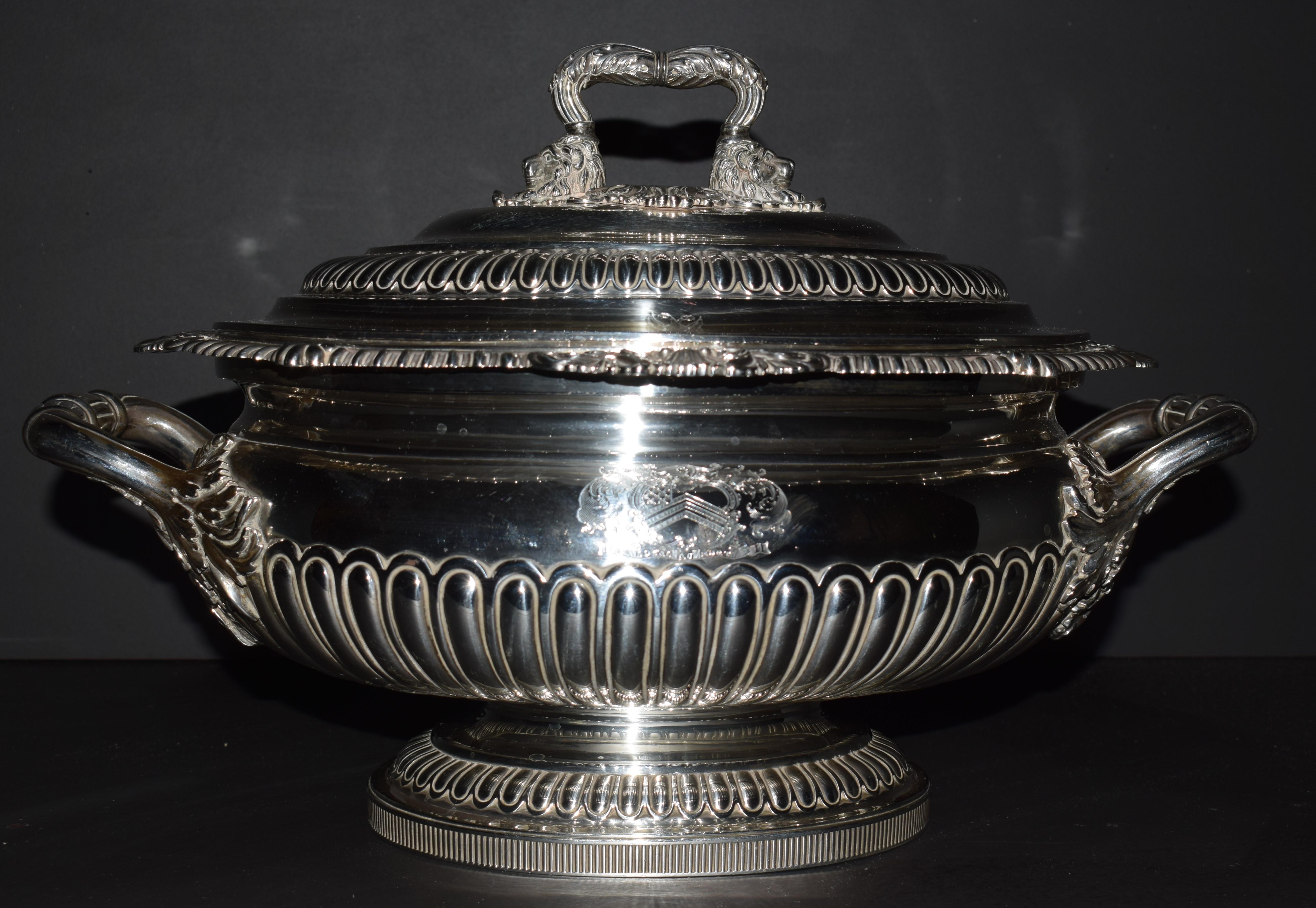 Sopera de plata de ley con escudo de armas, Londres, hacia 1817 en venta 1