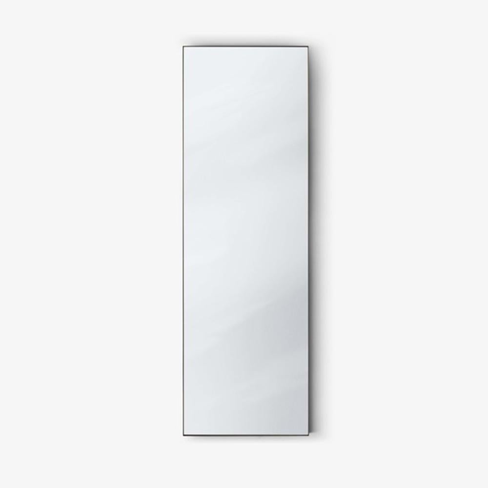 Conçu à l'origine pour l'hôtel SAS Royal de Copenhague par Space Copenhagen, ce miroir géométrique se présente sous la forme d'un miroir rectangulaire pleine longueur. 
Fabriqué en Italie selon les normes les plus strictes, il est doté d'un cadre