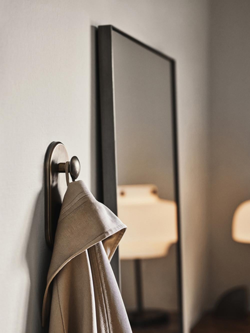 Danois Miroir Amore SC50, cadre en laiton bronzé, par Space Copenhagen pour &tradition en vente