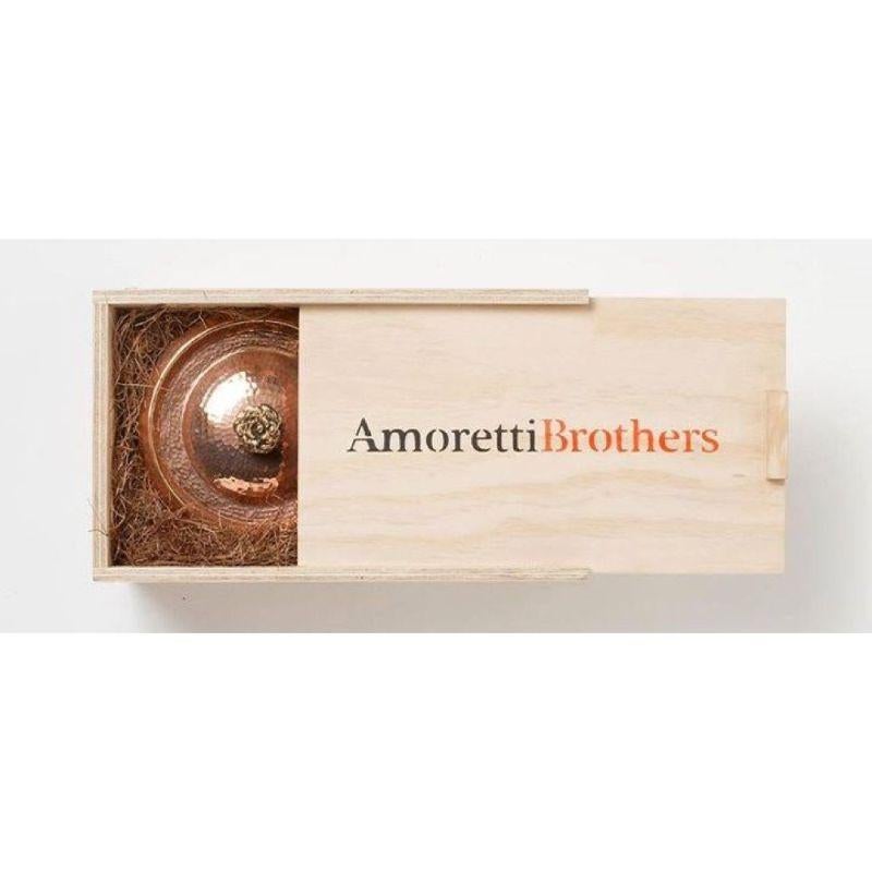 Amoretti Gebrüder Amoretti Kupfer-Spitzenhose „Flower“ 2,8 Karat mit Griffen aus Bronzeguss  (Gehämmert) im Angebot