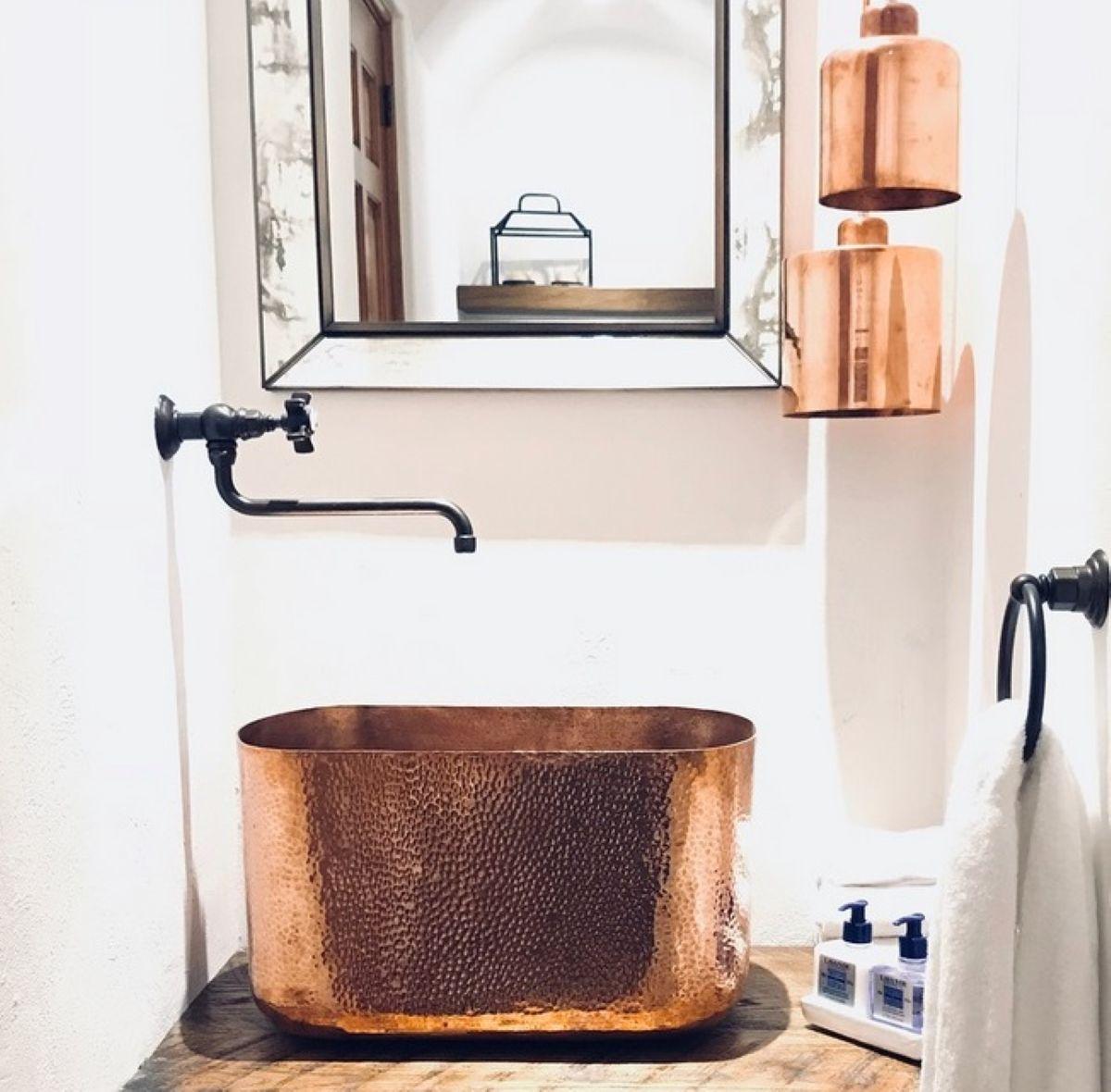 Combina lo mejor de la estética moderna y rústica. La elegante silueta de nuestro fregadero Lola Oval presenta líneas limpias y un cálido tono metálico. Su forma ovalada combina a la perfección con cualquier diseño de baño. Nuestro fregadero Lola