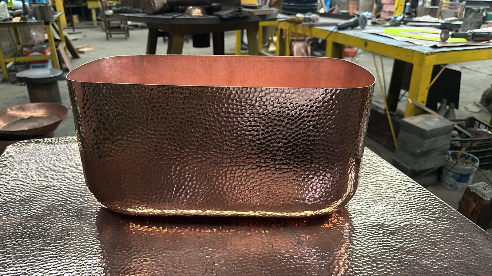 Amoretti Brothers Lavabo ovalado de cobre martillado Lola Martillado en venta