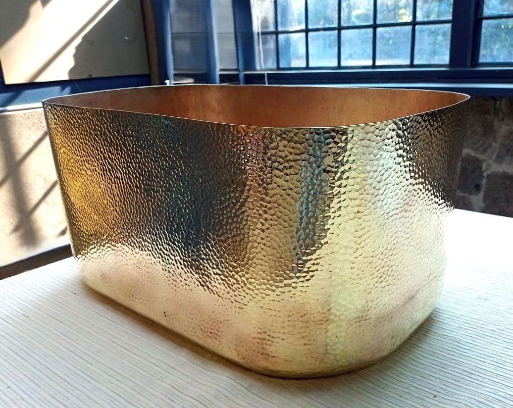 Amoretti Brothers Lavabo ovalado de cobre martillado Lola Siglo XXI y contemporáneo en venta