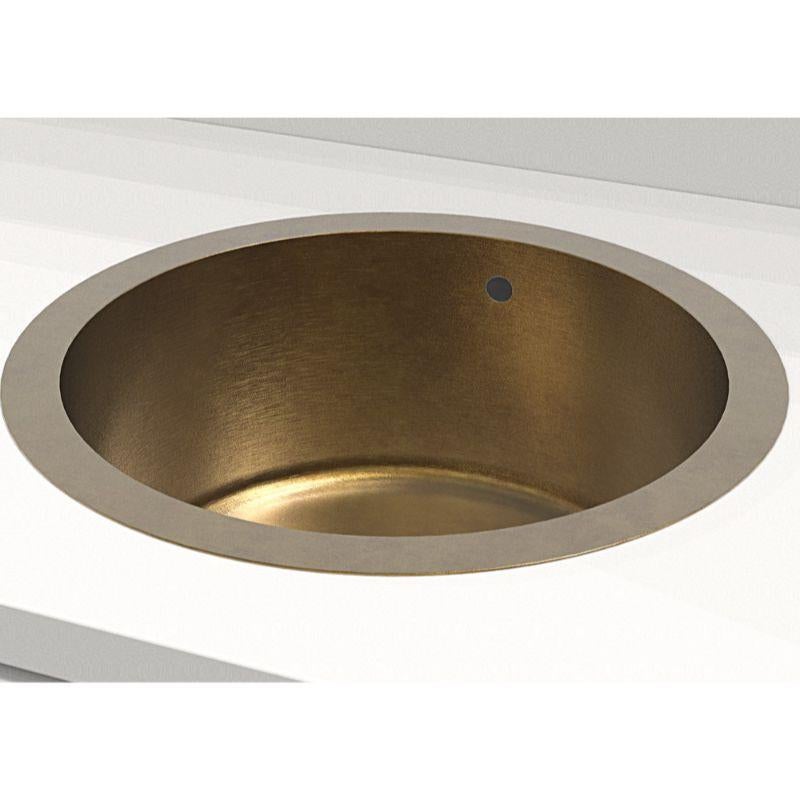 Basso profilo, grande fascino: questo è il lavello Urbino Round in ottone. Il lavello Urbino Round in ottone è un lavabo da sottopiano. Martellato a mano dai nostri abili ramai, questo lavello da sottopiano è costruito sia per l'estetica che per la