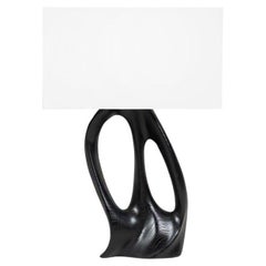 Lampe de table Ana Amorph, teinture ébène sur bois de frêne avec abat-jour en soie ivoire