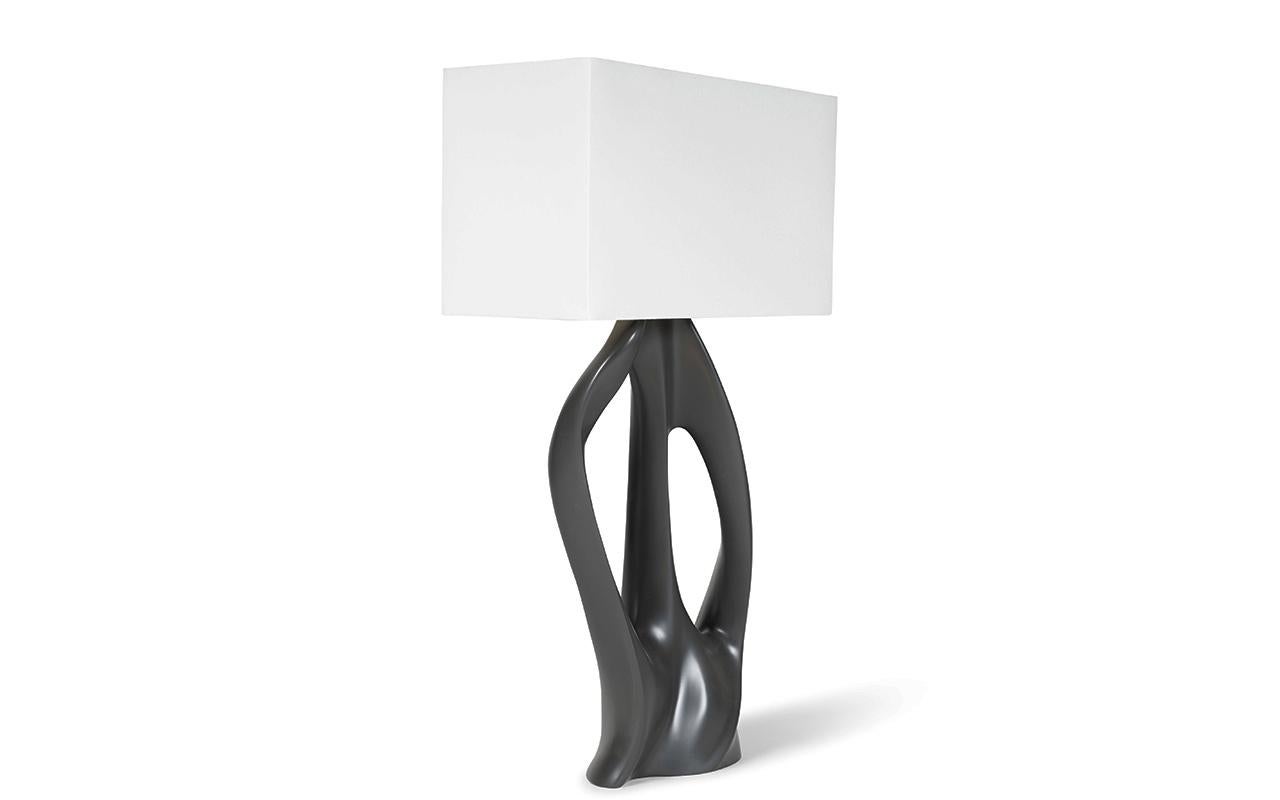 
La lampe de table Ana est un ajout luxueux et moderne à toute maison. Sa forme courbée et organique ajoute une touche unique à tout espace. Cette lampe est disponible en différentes finitions, ce qui vous permet de choisir celle qui convient le