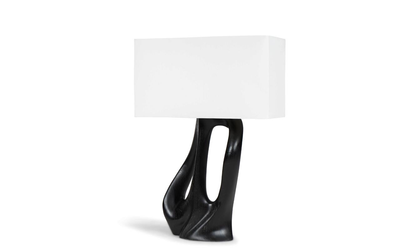 La lampada da tavolo Ana è un'aggiunta lussuosa e moderna a qualsiasi casa. La sua forma sinuosa e organica aggiunge un tocco unico a qualsiasi spazio. Questa lampada è disponibile in diverse finiture, che ti permettono di scegliere quella perfetta