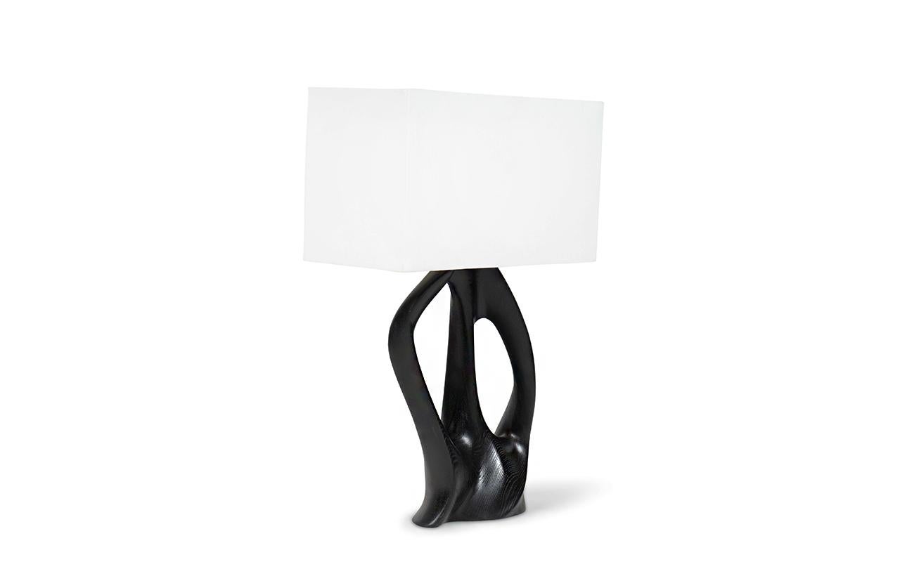 Organico moderno Lampada da tavolo Ana in legno di frassino tinto ebano con paralume in seta avorio di Amorph in vendita