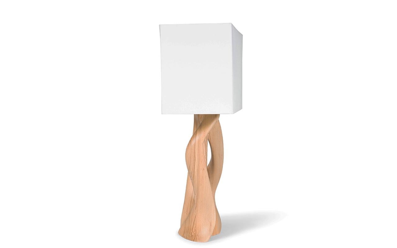 Ana Tischlampe, Honey gebeizt, Eschenholz mit elfenbeinfarbenem seidenen trommelschirm von Amorph (Organische Moderne) im Angebot
