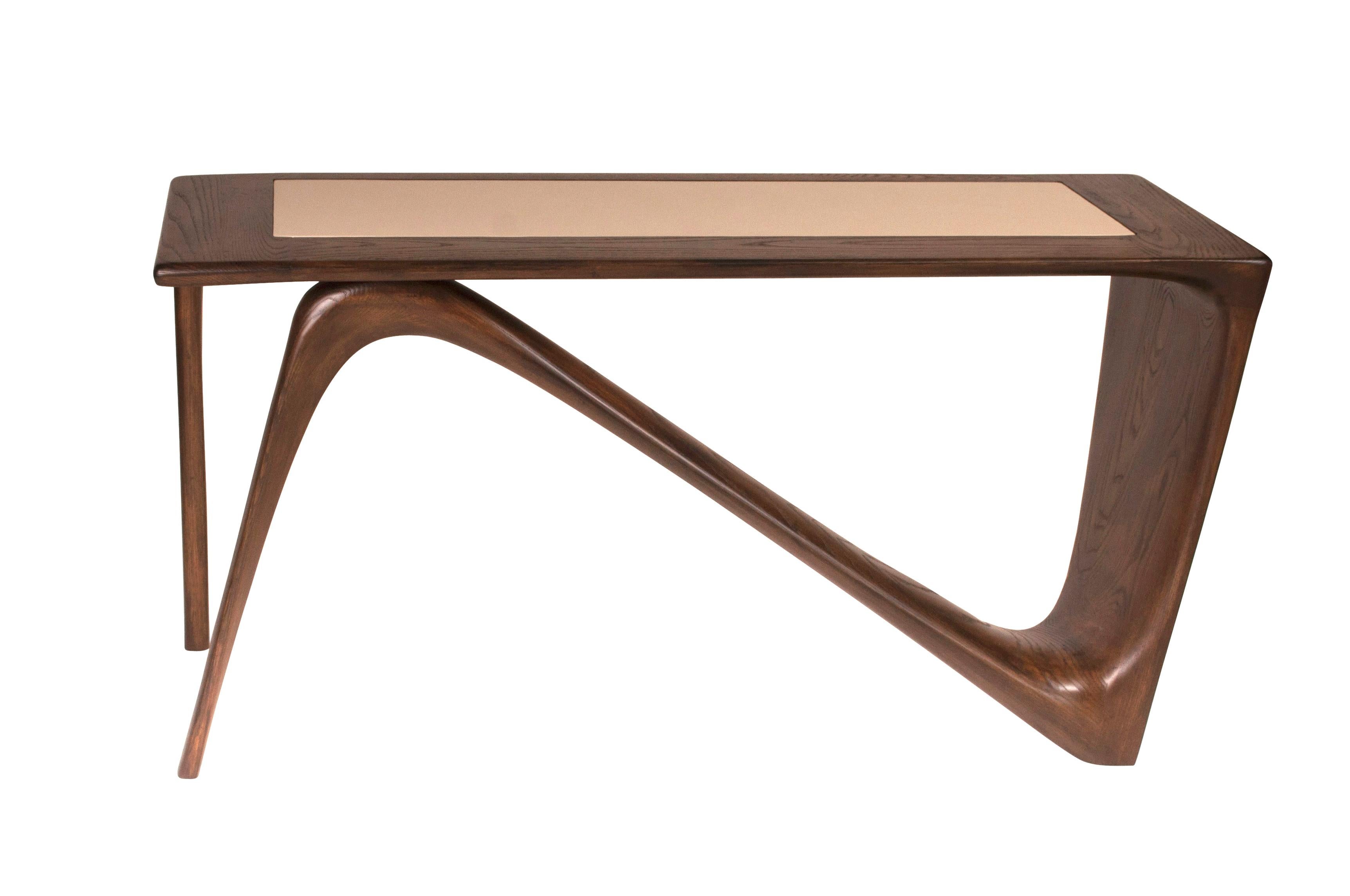 Schreibtisch von Amorph Astra mit Graphit-Walnussholzbesatz auf Eschenholzplatte und Lederbezug (Moderne) im Angebot