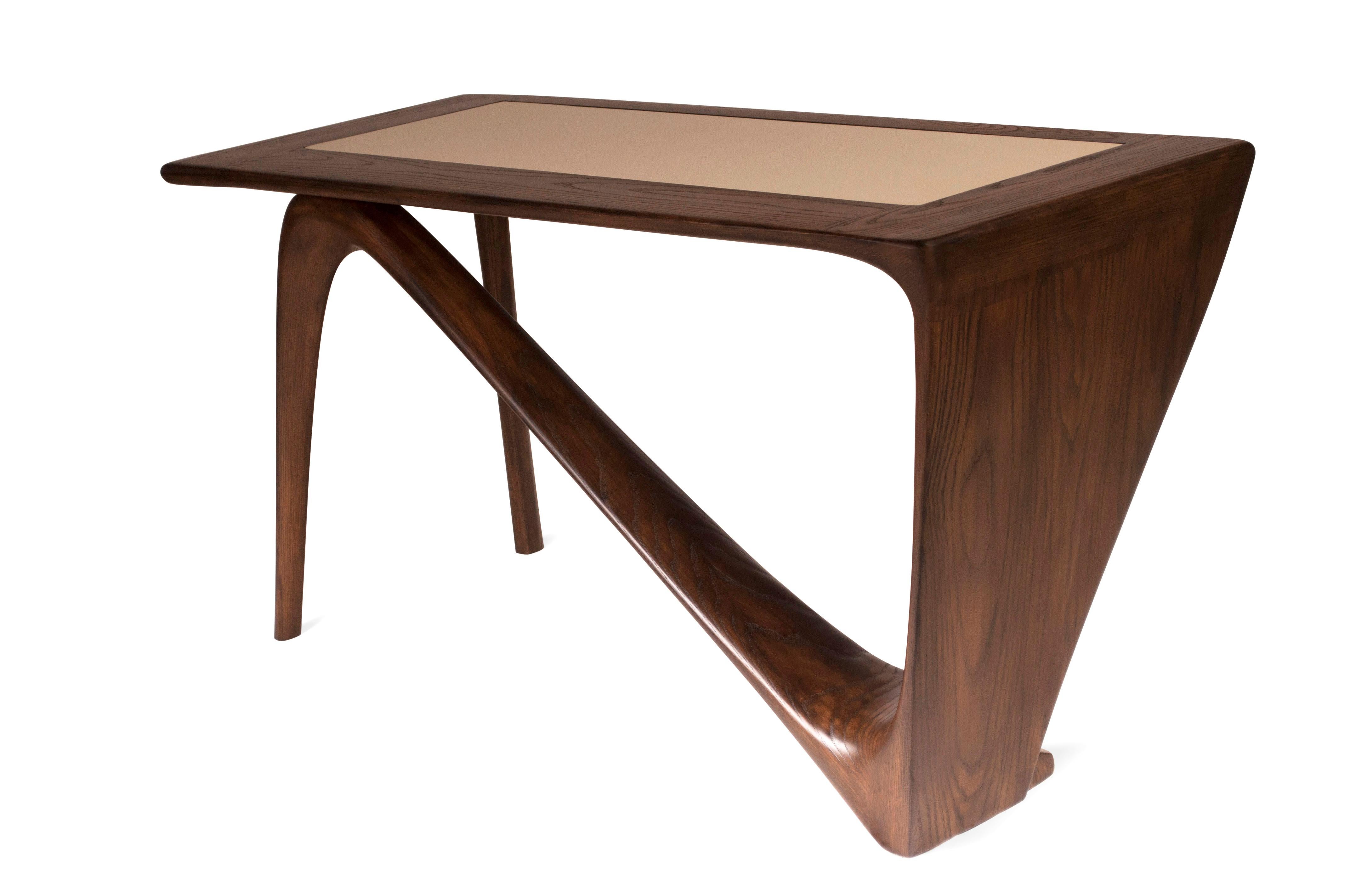 Schreibtisch von Amorph Astra mit Graphit-Walnussholzbesatz auf Eschenholzplatte und Lederbezug (amerikanisch) im Angebot