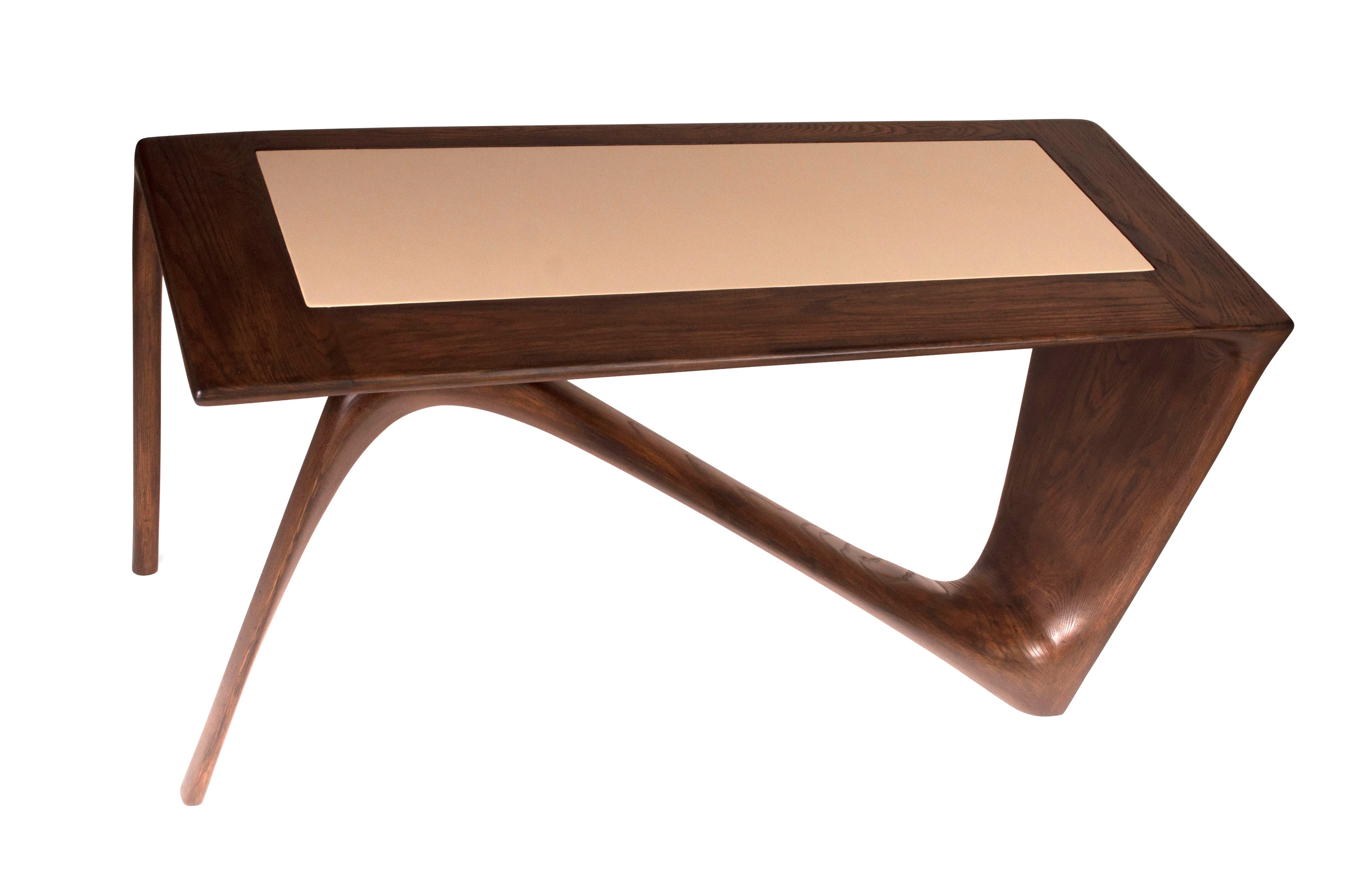 Schreibtisch von Amorph Astra mit Graphit-Walnussholzbesatz auf Eschenholzplatte und Lederbezug (21. Jahrhundert und zeitgenössisch) im Angebot