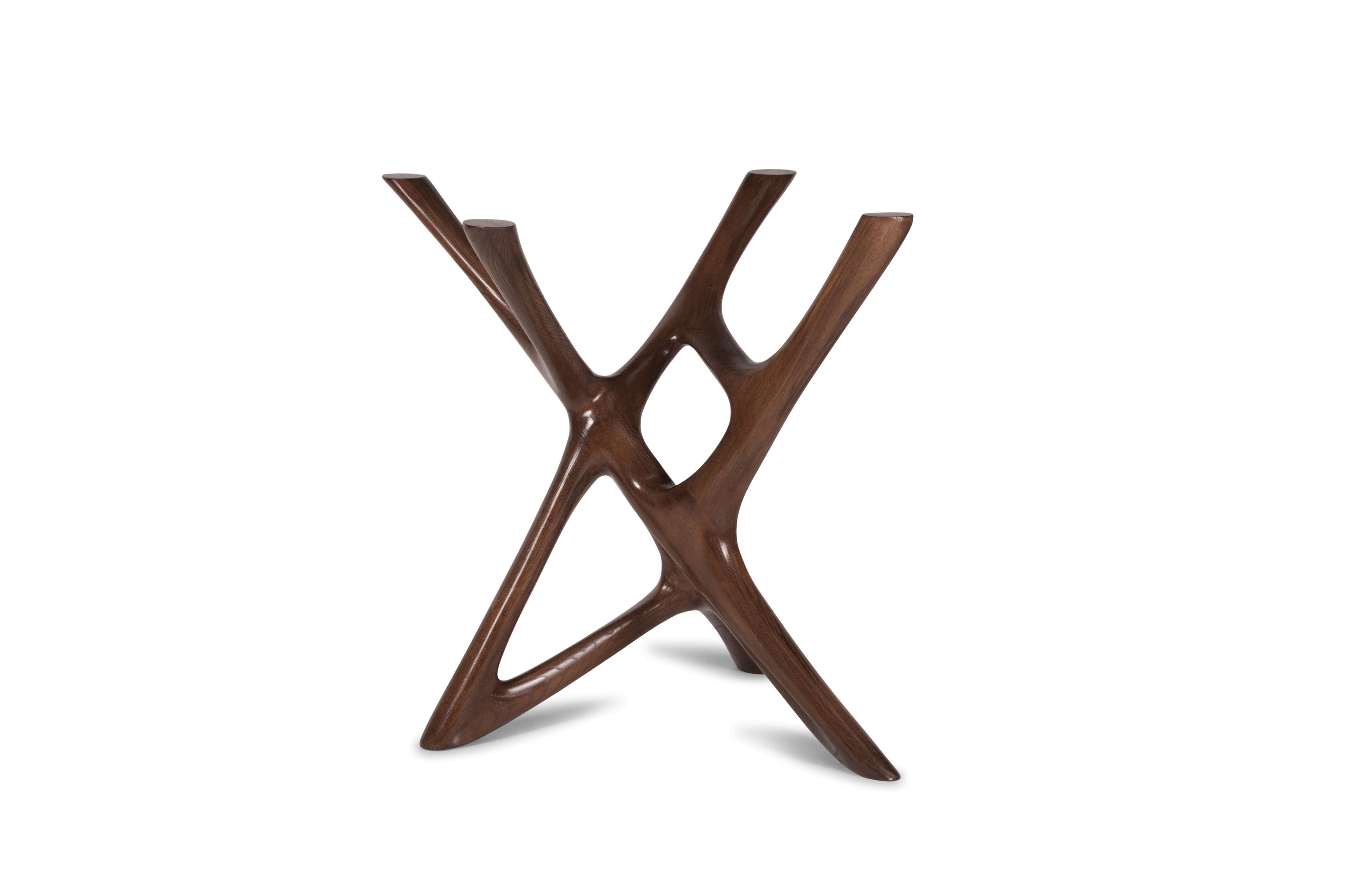 La table centrale Ava est une table sculpturale unique conçue et fabriquée par Amorph. Elle a été réalisée dans notre finition dorée unique. La dimension de la base est de 25