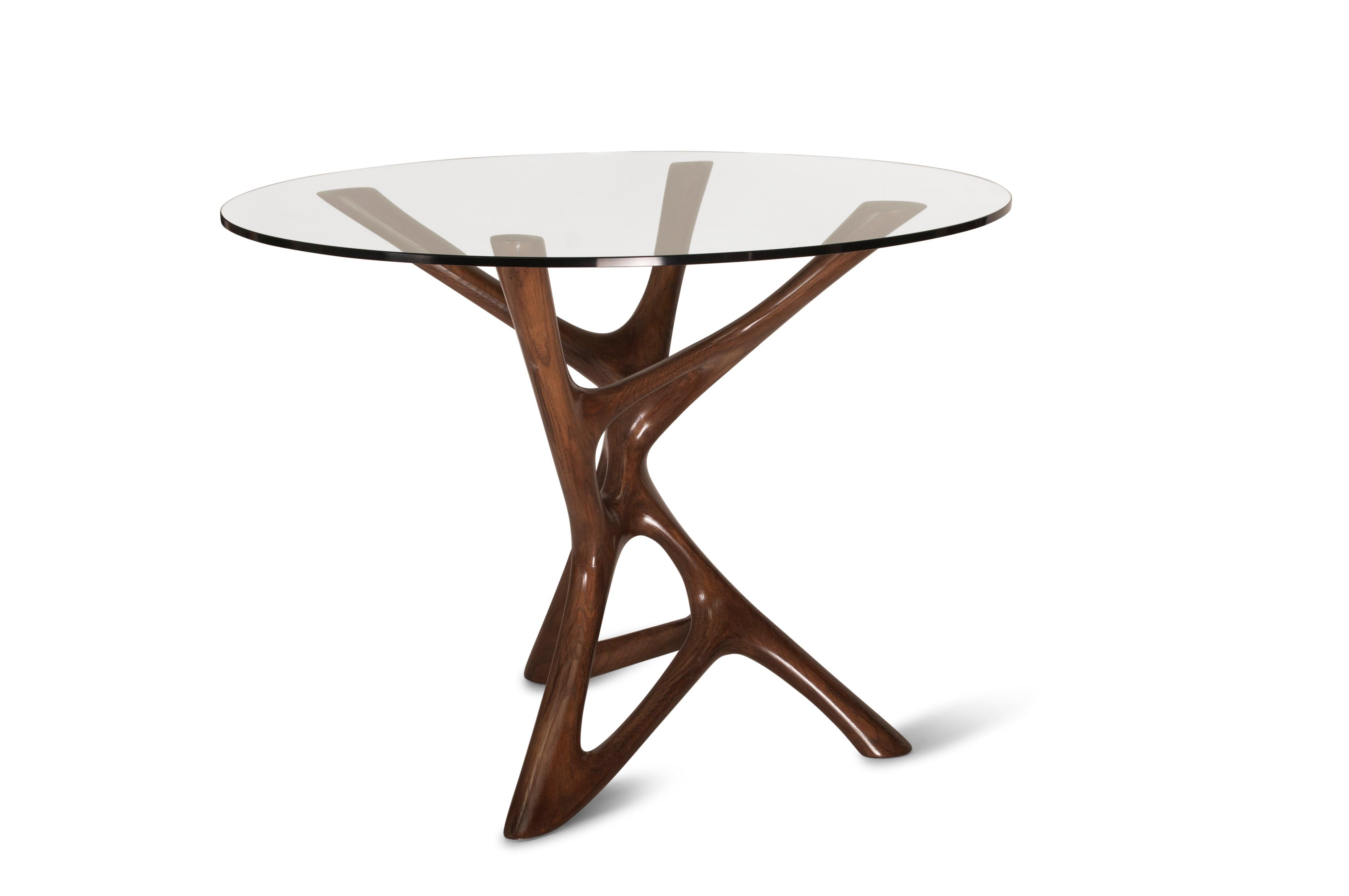 Ava Center Table ist ein einzigartiger skulpturaler Tisch, der von Amorph entworfen und hergestellt wurde. Die Oberfläche ist unser einzigartiges Gold-Finish. Die Basis Dimension ist 25