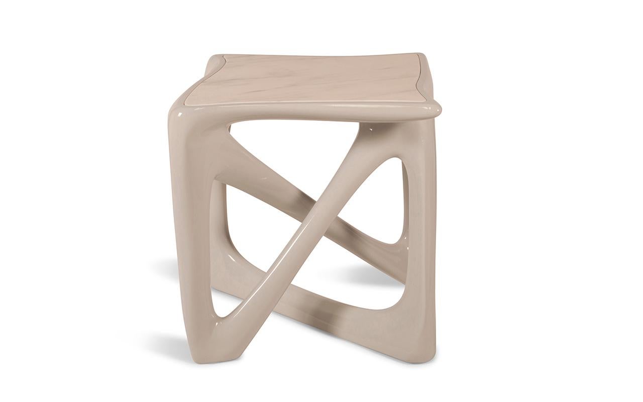 Der Tisch Avra ist ein beeindruckendes Möbelstück, das modernes Design mit Funktionalität verbindet. Seine kantigen Beine verleihen ihm ein einzigartiges und modernes Aussehen und machen ihn zu einem herausragenden Stück in jedem Raum. Die perfekte