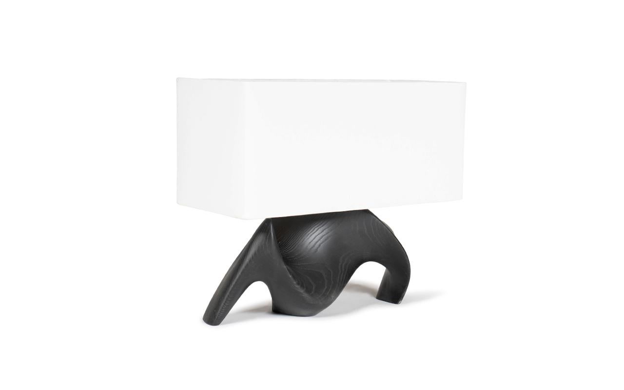 La lampe de table Bonsai est une addition étonnante à toute maison luxueuse et moderne. Sa forme organique incurvée ajoute une touche d'élégance et de sophistication à n'importe quelle pièce. Avec ses différentes finitions ou ses options d'abat-jour
