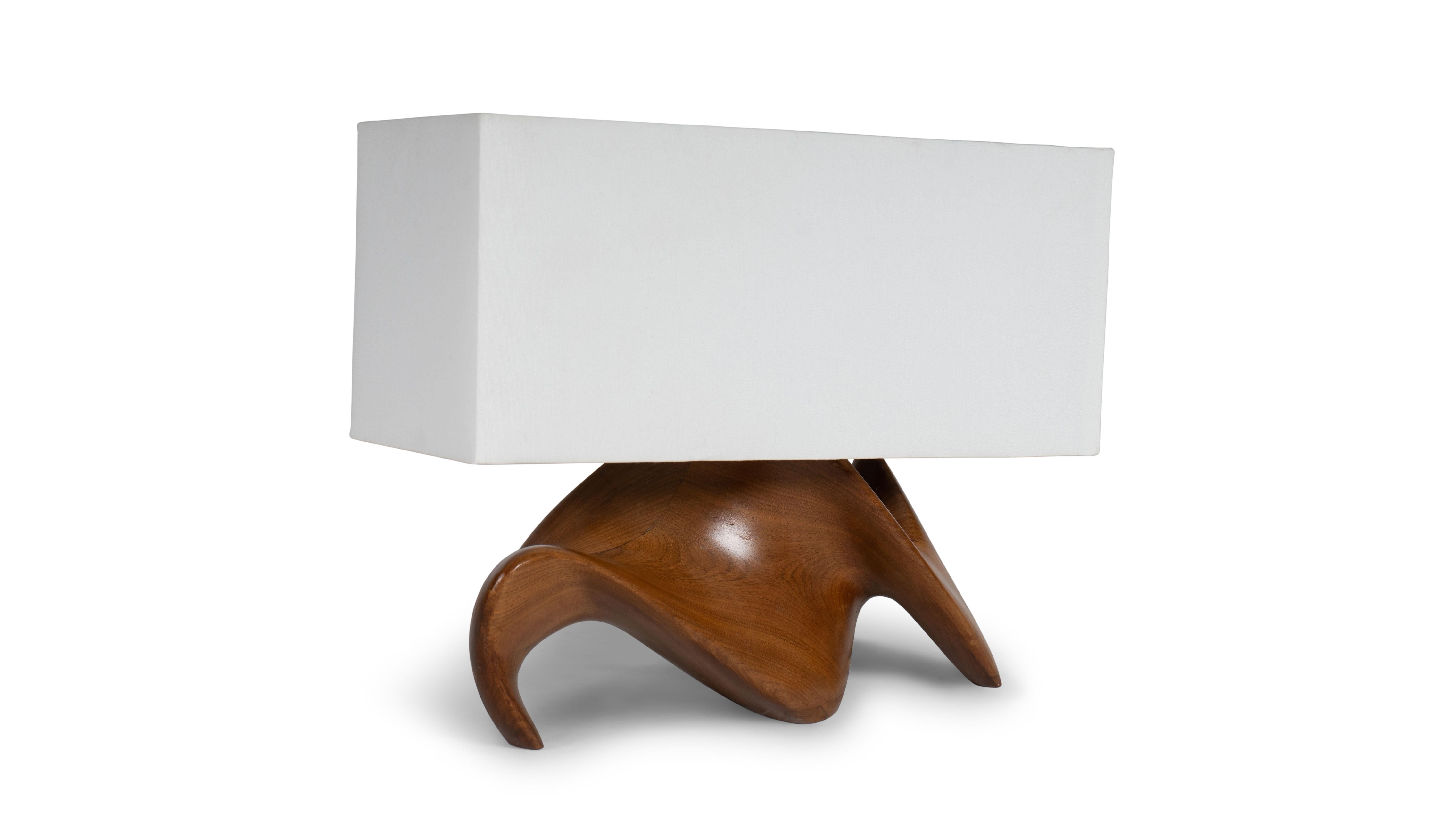 Américain Lampe Bonsai naturelle sur bois de noyer avec abat-jour en soie ivoire par Amorph en vente
