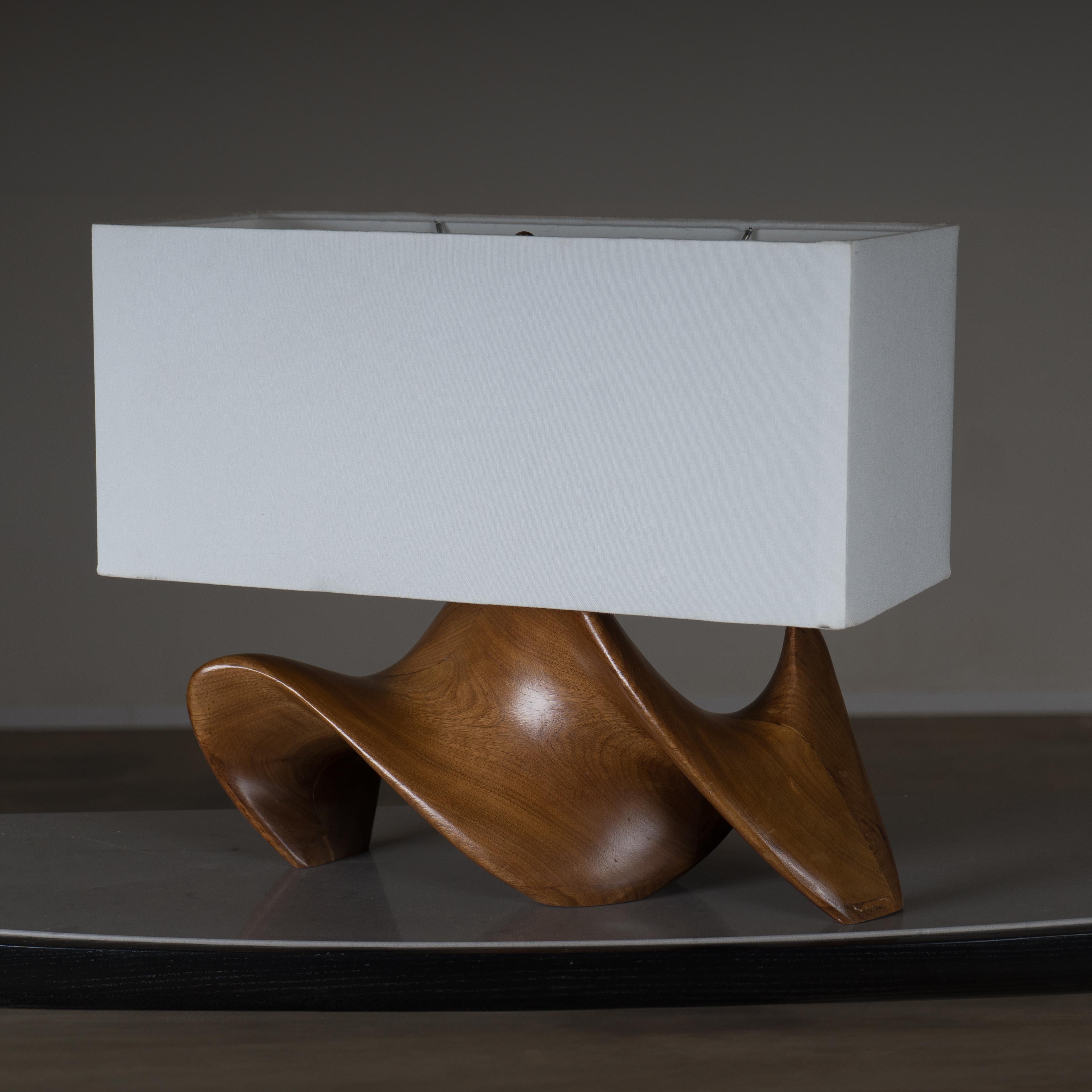 Sculpté Lampe Bonsai naturelle sur bois de noyer avec abat-jour en soie ivoire par Amorph en vente