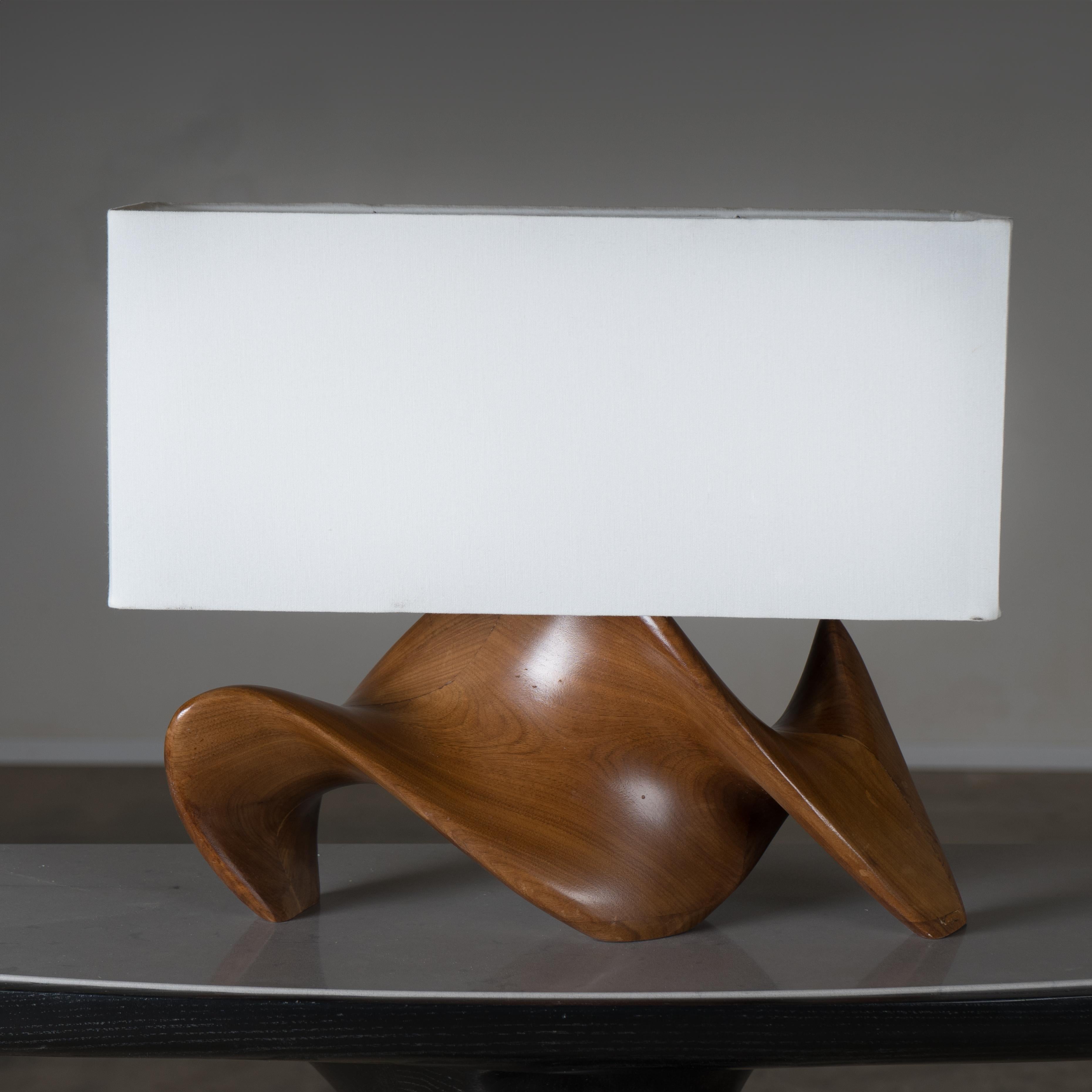 Lampe Bonsai naturelle sur bois de noyer avec abat-jour en soie ivoire par Amorph Neuf - En vente à Los Angeles, CA