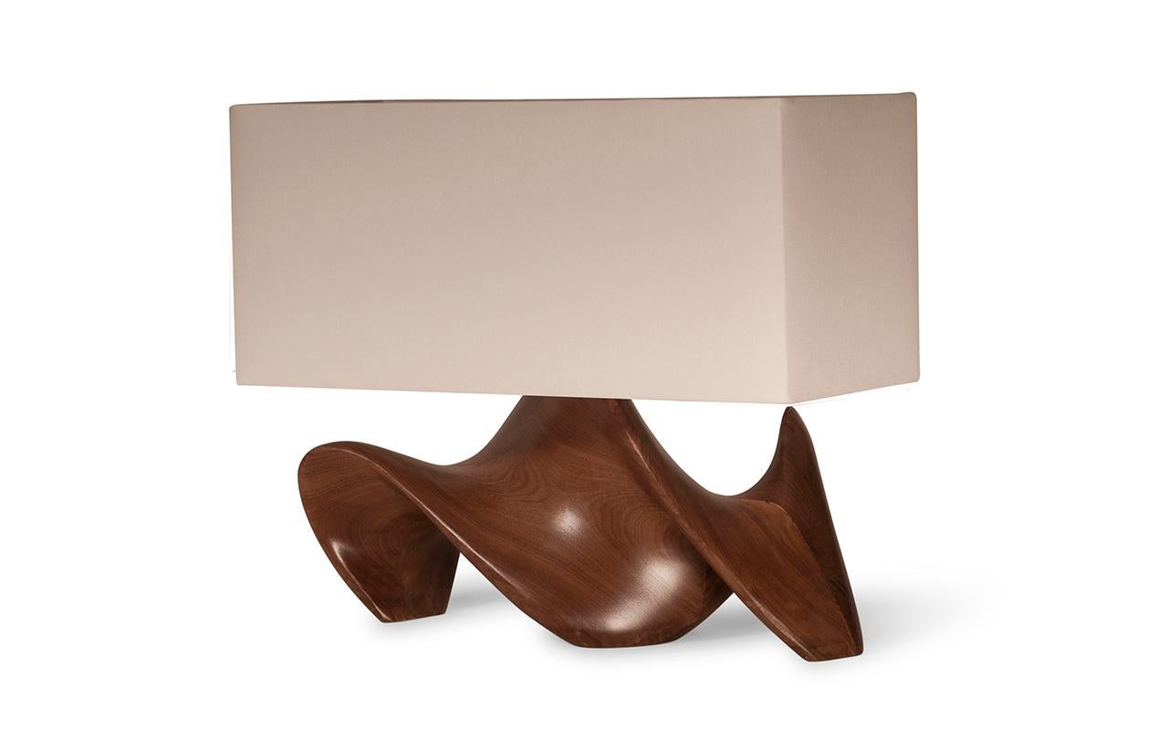 Lampe de table Bonsai en noyer massif avec abat-jour ivoire. La lampe de table Bonsai est dimmable. 


Il est disponible dans différentes finitions et dans des tailles personnalisées. 

À propos d'Amorph : Amorph est une société de conception et de