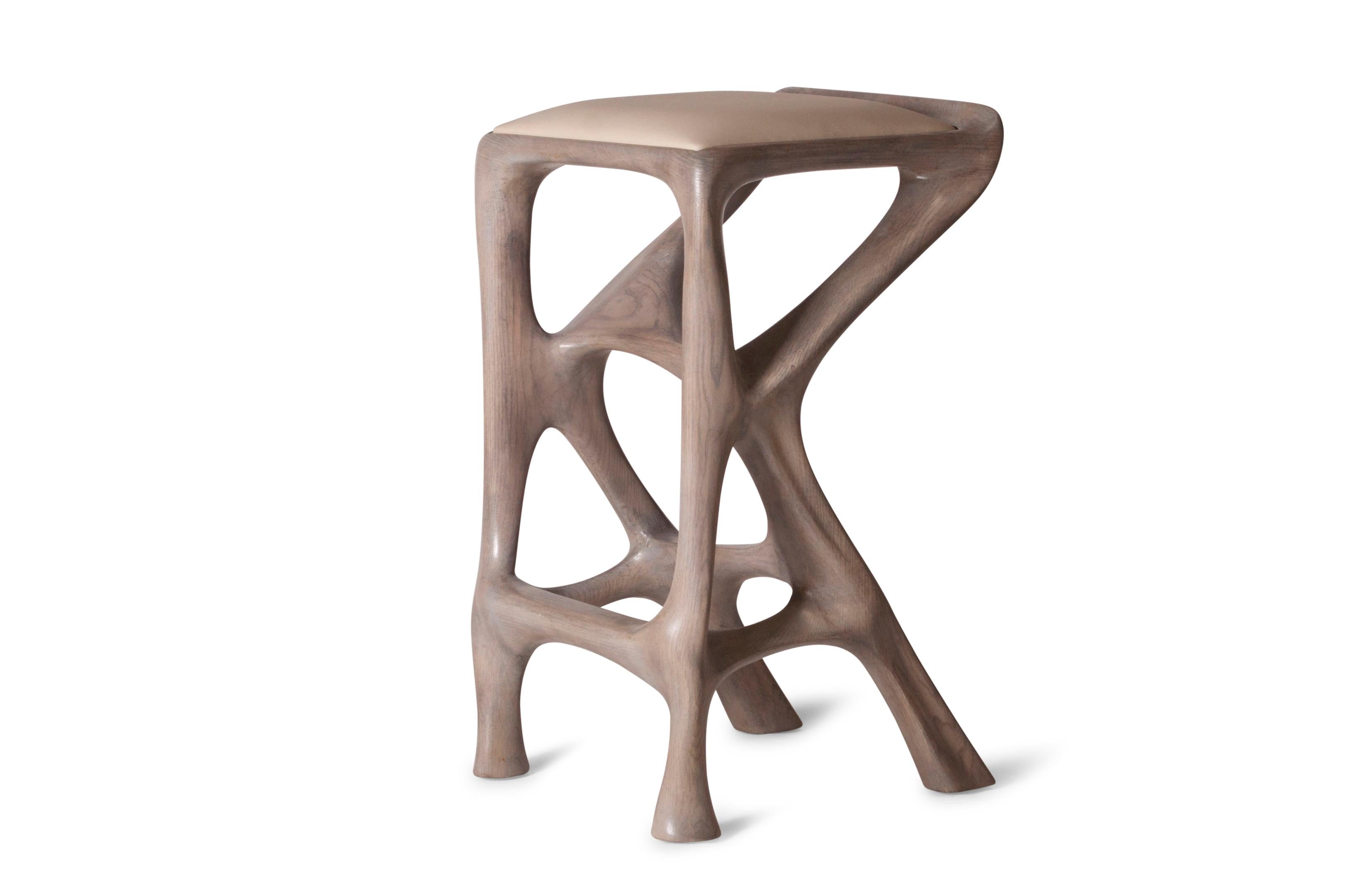 Lo sgabello da bar Chimera di Amorph è un mobile innovativo e di grande impatto visivo che combina elementi di scultura e design funzionale. Con la sua forma dinamica e futuristica, aggiunge un tocco di modernità e stile a qualsiasi spazio. Lo