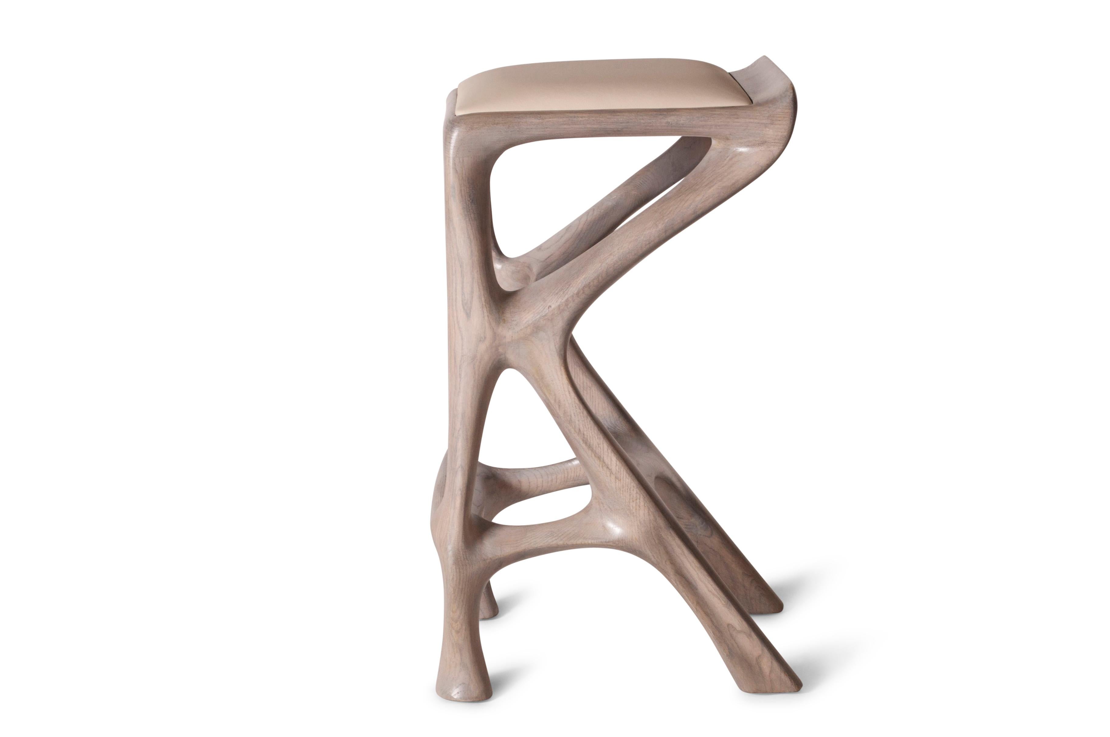 Organico moderno Sgabello da bar Chimera, tinta Oak Gray, legno di frassino, con rivestimento in pelle di Amorph in vendita