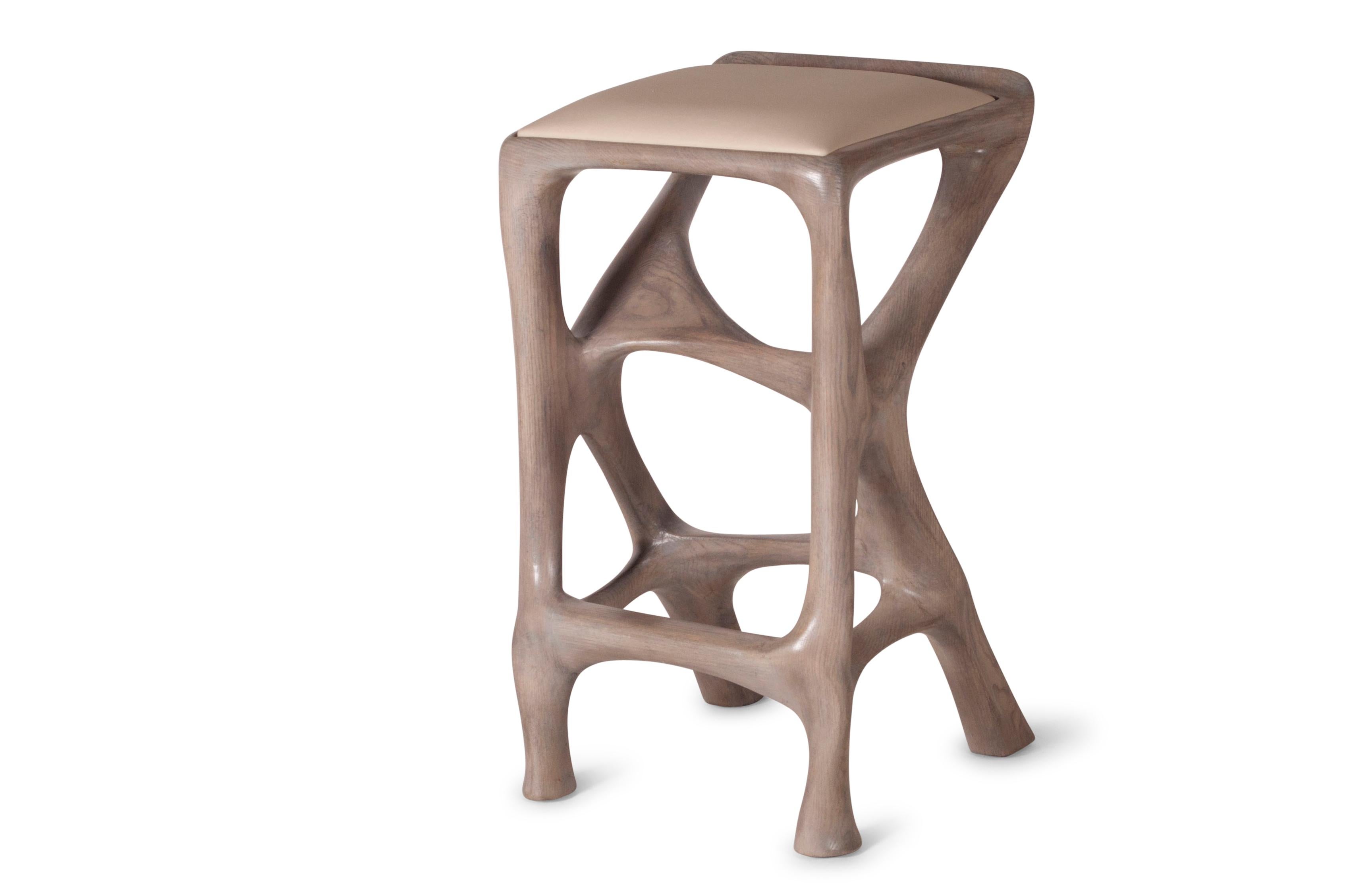 Americano Sgabello da bar Chimera, tinta Oak Gray, legno di frassino, con rivestimento in pelle di Amorph in vendita