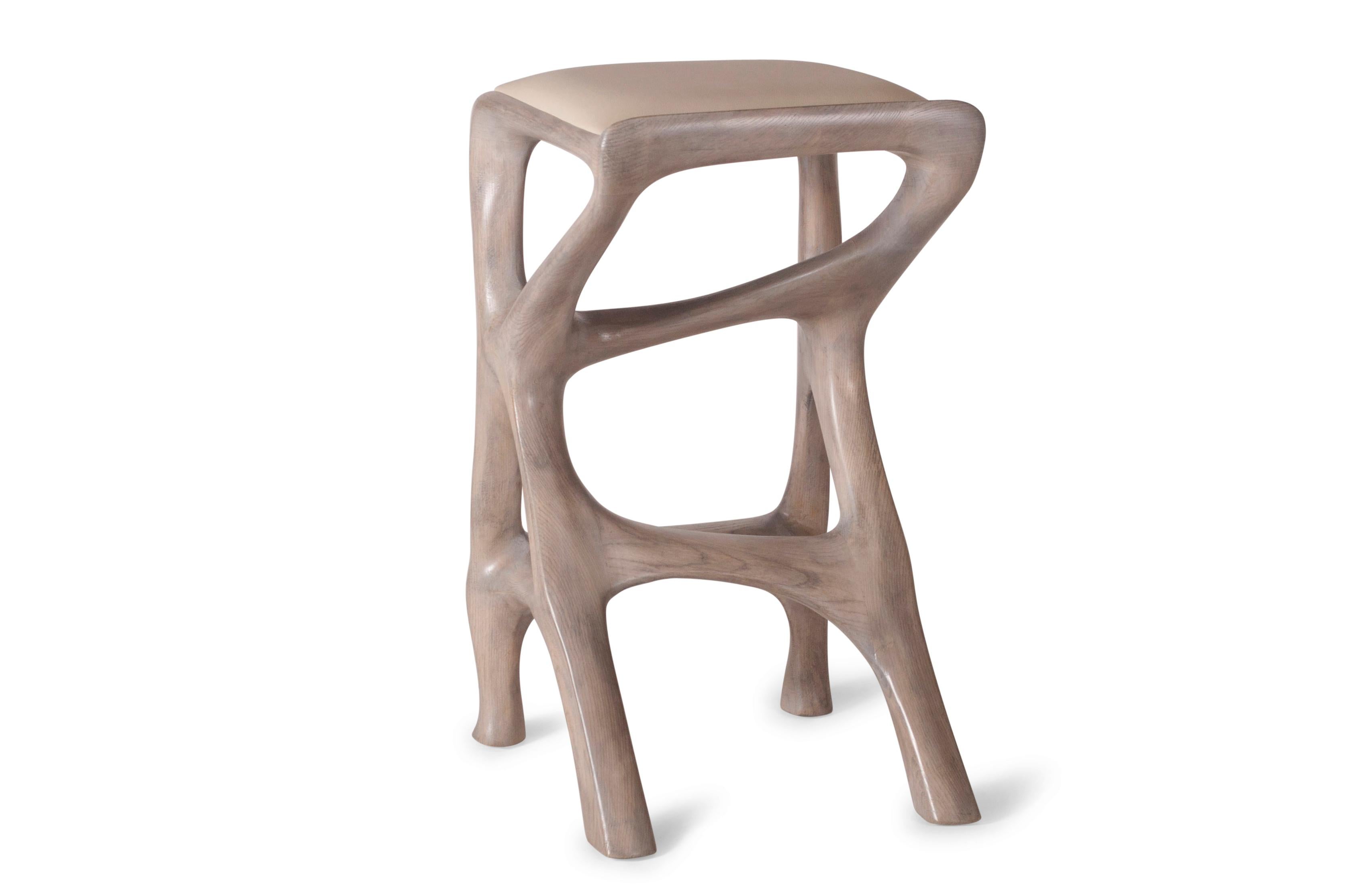 Intagliato Sgabello da bar Chimera, tinta Oak Gray, legno di frassino, con rivestimento in pelle di Amorph in vendita