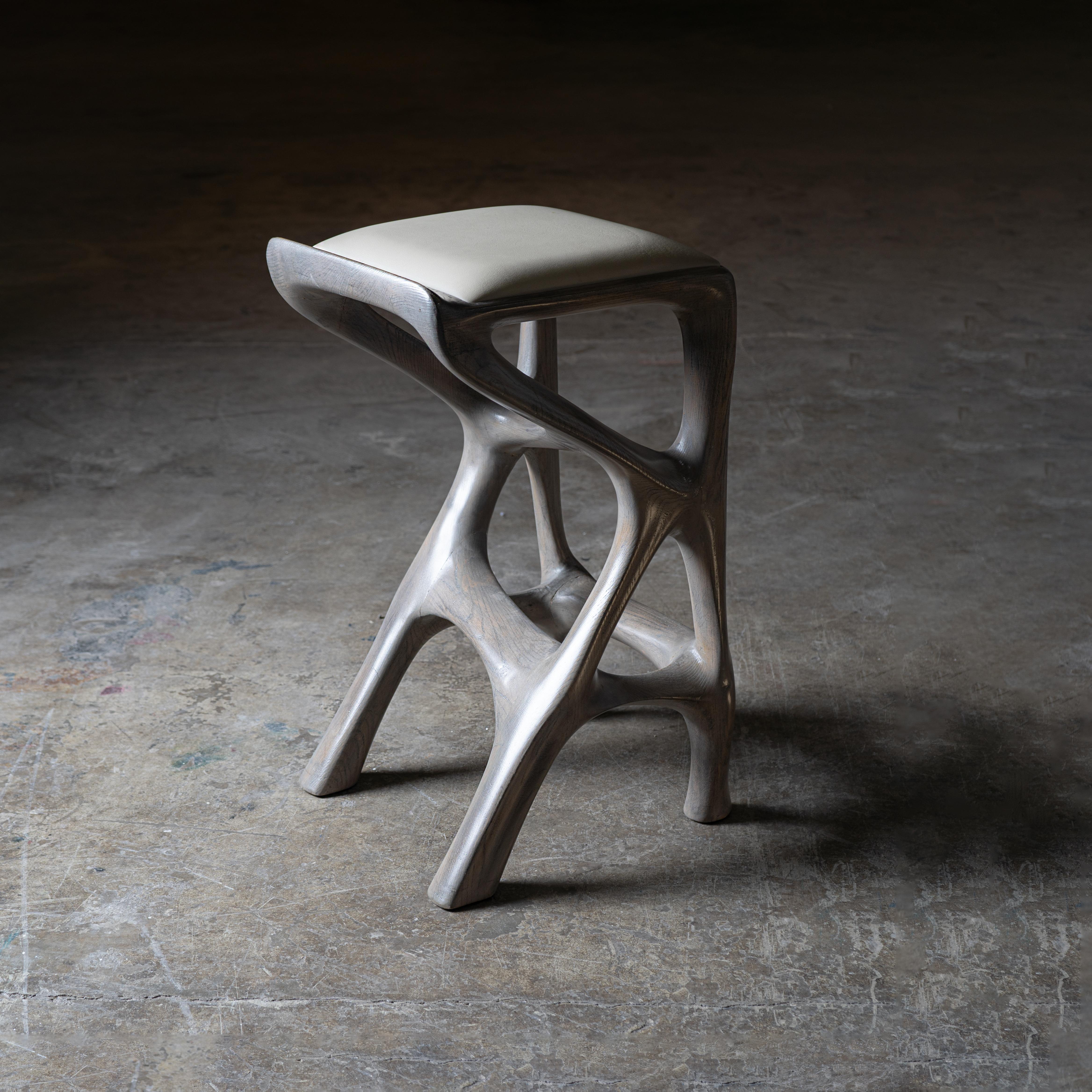 Sgabello da bar Chimera, tinta Oak Gray, legno di frassino, con rivestimento in pelle di Amorph In condizioni Nuovo in vendita a Los Angeles, CA