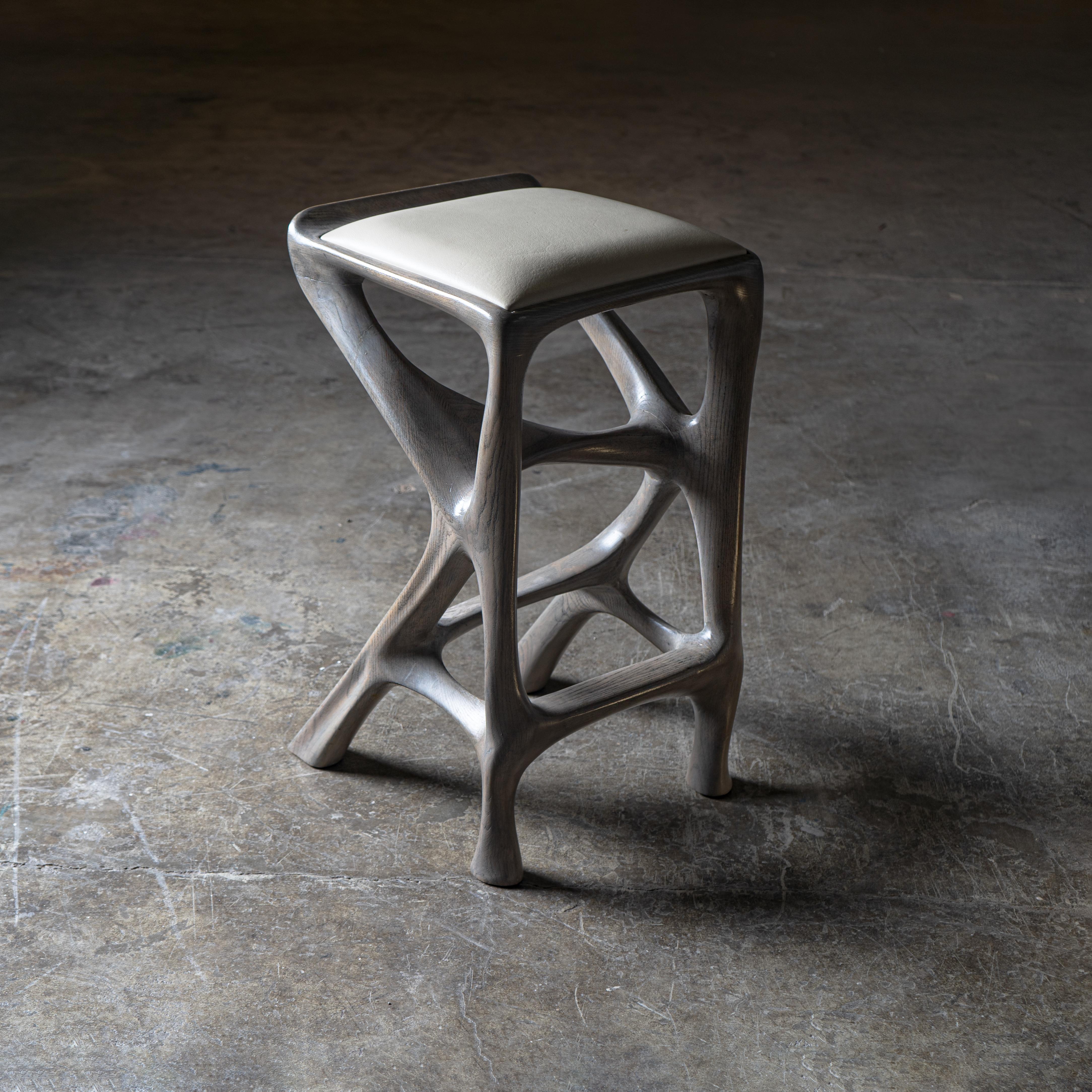 XXI secolo e contemporaneo Sgabello da bar Chimera, tinta Oak Gray, legno di frassino, con rivestimento in pelle di Amorph in vendita