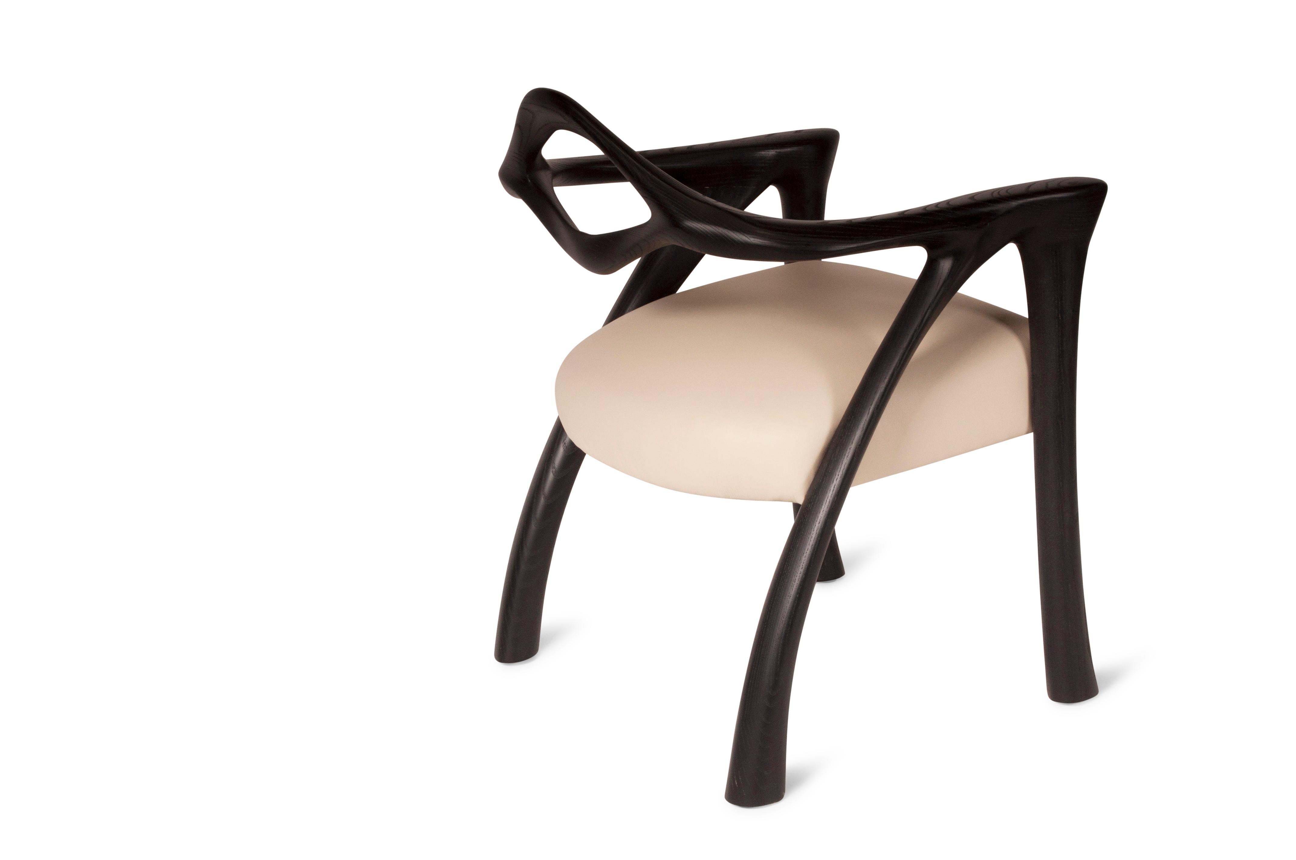 La chaise de salle à manger Darcey est fabriquée en bois de frêne avec du cuir blanc cassé.

À propos d'Amorph : 
Amorph est une société de conception et de fabrication basée à Los Angeles, en Californie. Nous sommes fiers de nos conceptions
