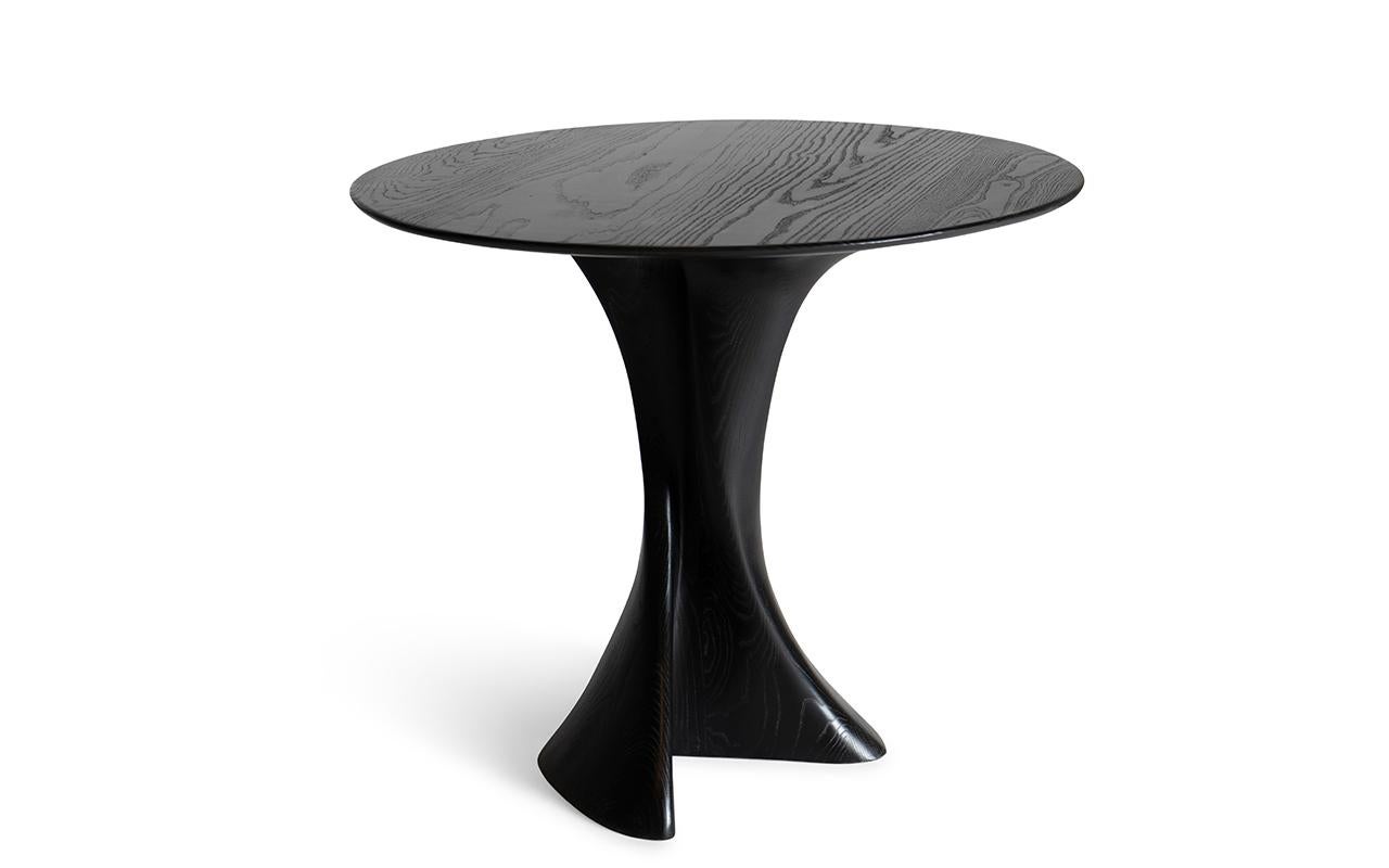 Dervish è un tavolo da pranzo rotondo unico nel suo genere che si distingue per la sua gamba dalla forma organica. Questo design unico aggiunge un tocco di eleganza e raffinatezza a qualsiasi sala da pranzo. Il tavolo può essere personalizzato con