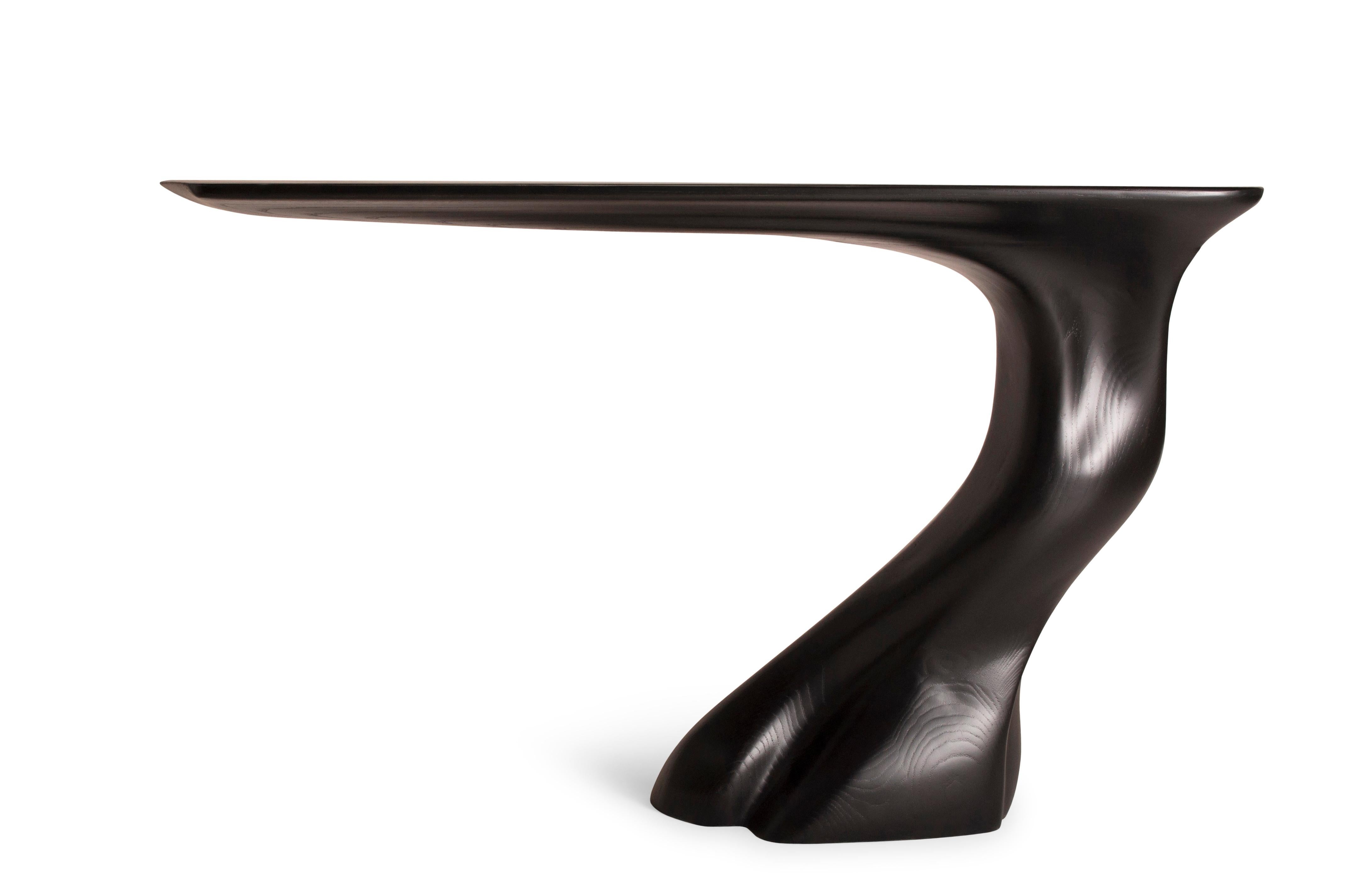 La table console Frolic est une pièce unique qui se distingue par sa forme et son design uniques. Cette table console murale comporte une partie en porte-à-faux qui est soutenue par un support réglable, ce qui ajoute à son aspect moderne et épuré.