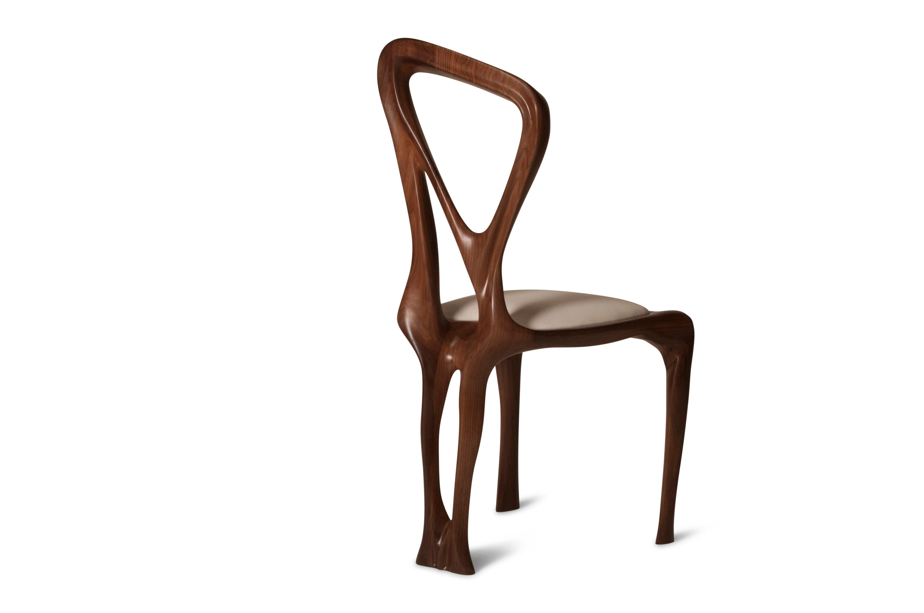 Chaise de salle à manger conçue par Amorph en bois de frêne massif. Il est en ébène teinté.
Dimension : 38