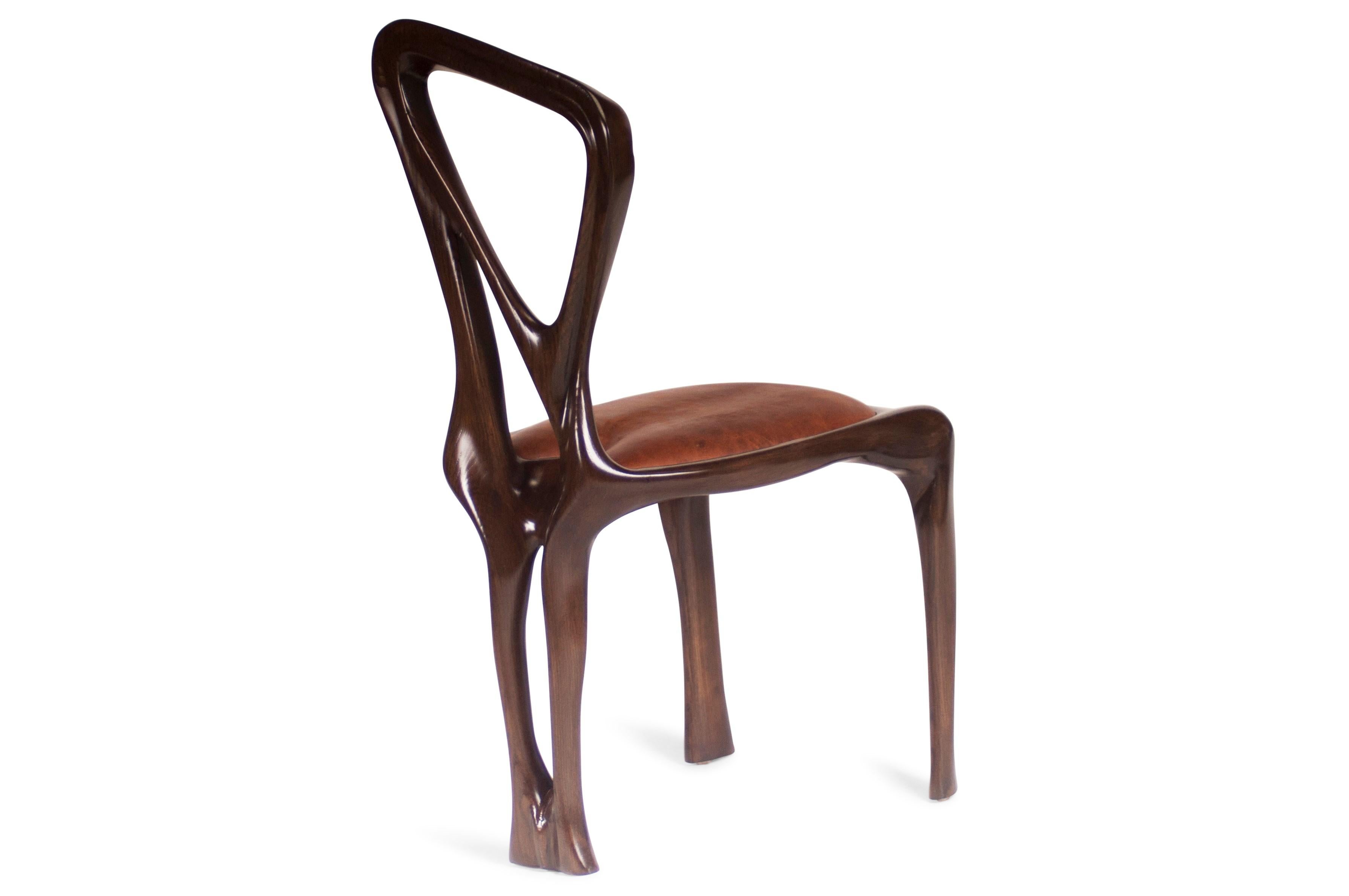 Moderne Chaise de salle à manger Gazelle Amorph, bois massif, noyer teinté graphite en vente