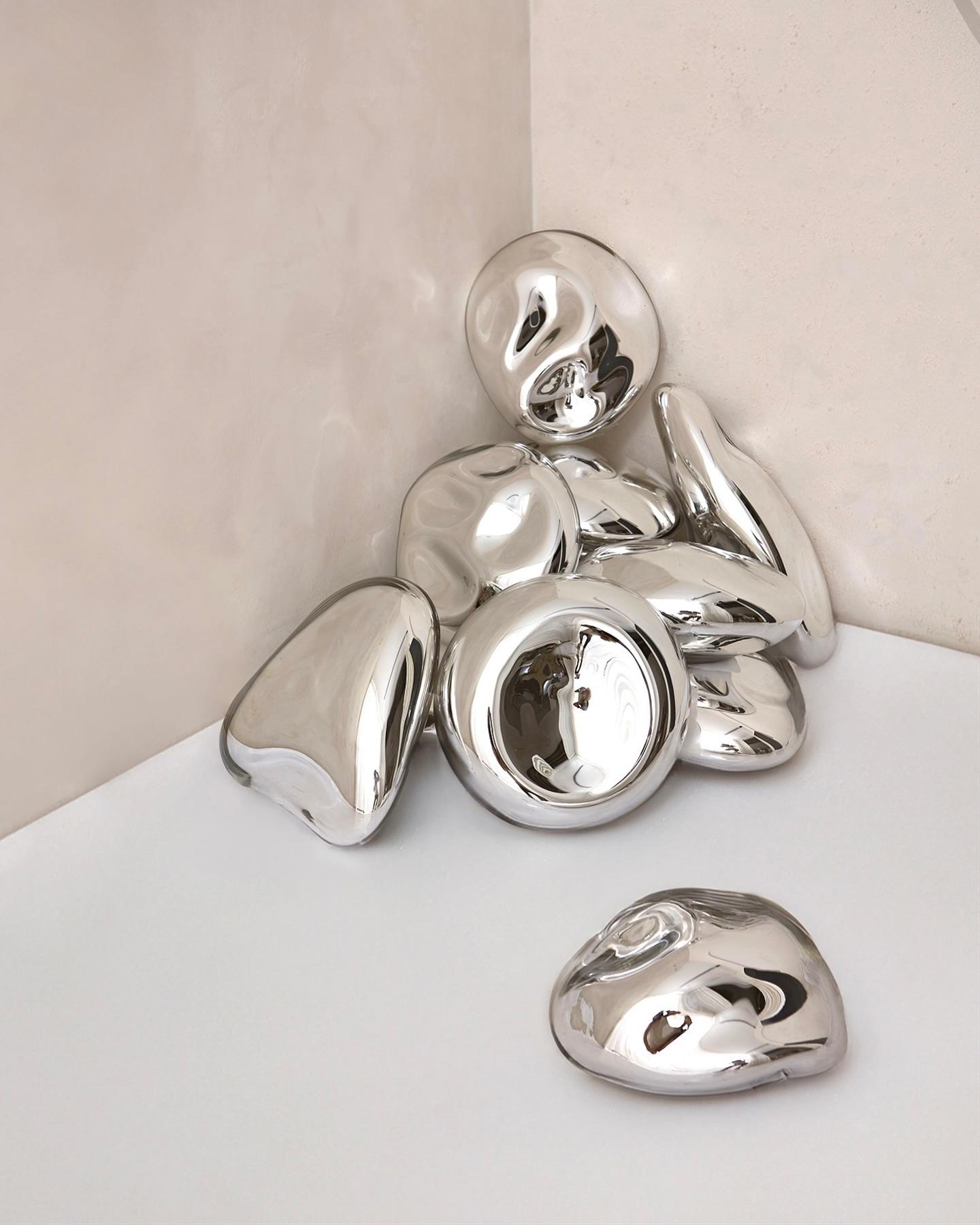 Amorph Globe I Specchio scultoreo in argento con vetro soffiato a mano di Homa in vendita 5