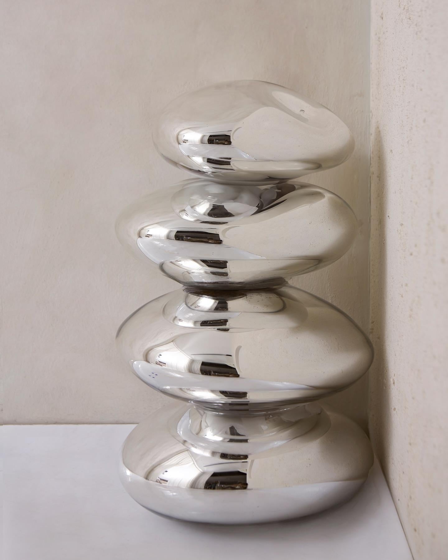 Amorph Globe I Specchio scultoreo in argento con vetro soffiato a mano di Homa in vendita 2