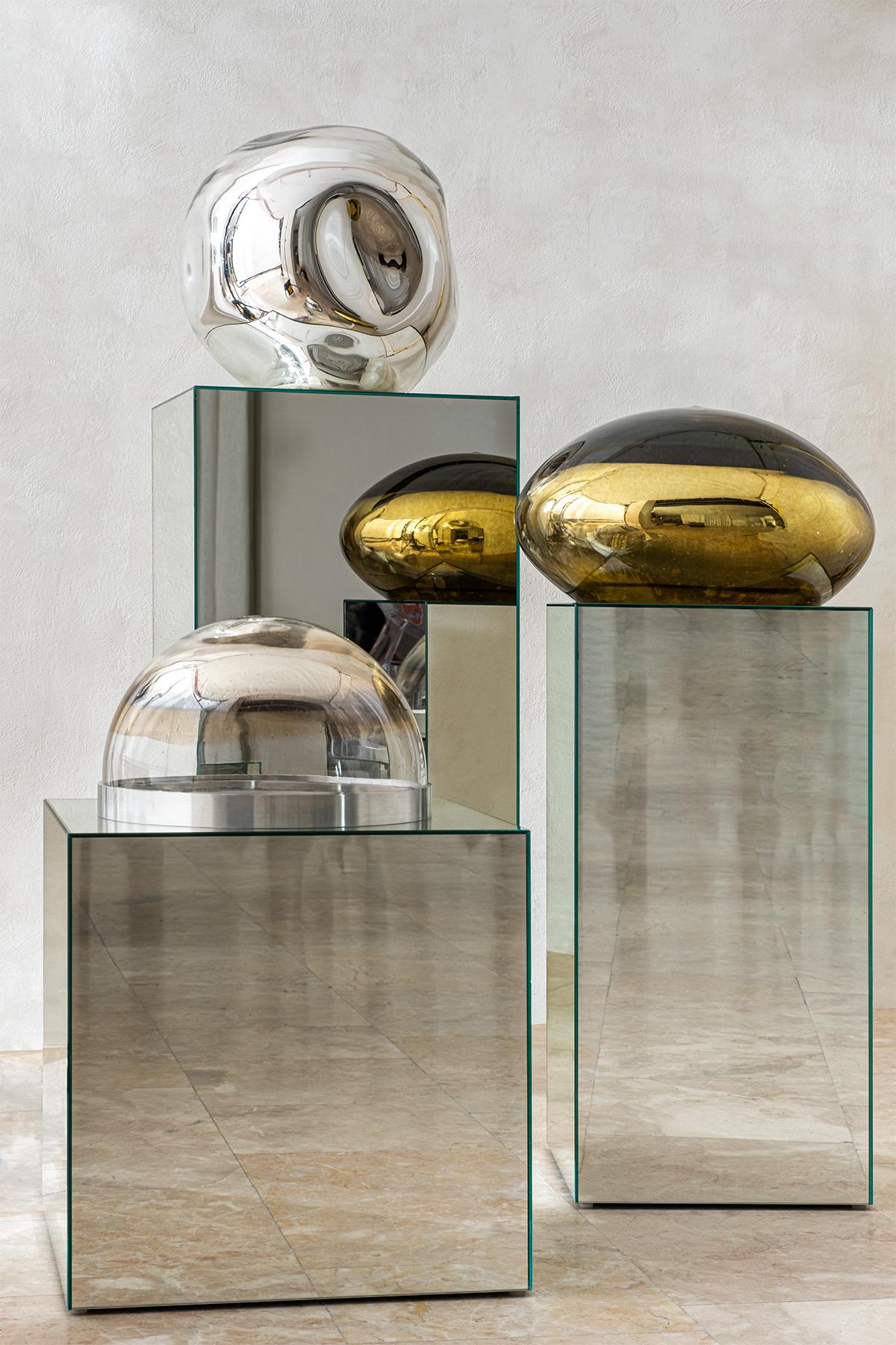 Amorph Globe I Specchio scultoreo in argento con vetro soffiato a mano di Homa
Dimensioni: D. 40 x H. 35 cm
Materiali: Vetro soffiato. Silver Mirror. A. Silver Mirror Block.

HOMA è un atelier di design contemporaneo con sede a Istanbul. I processi