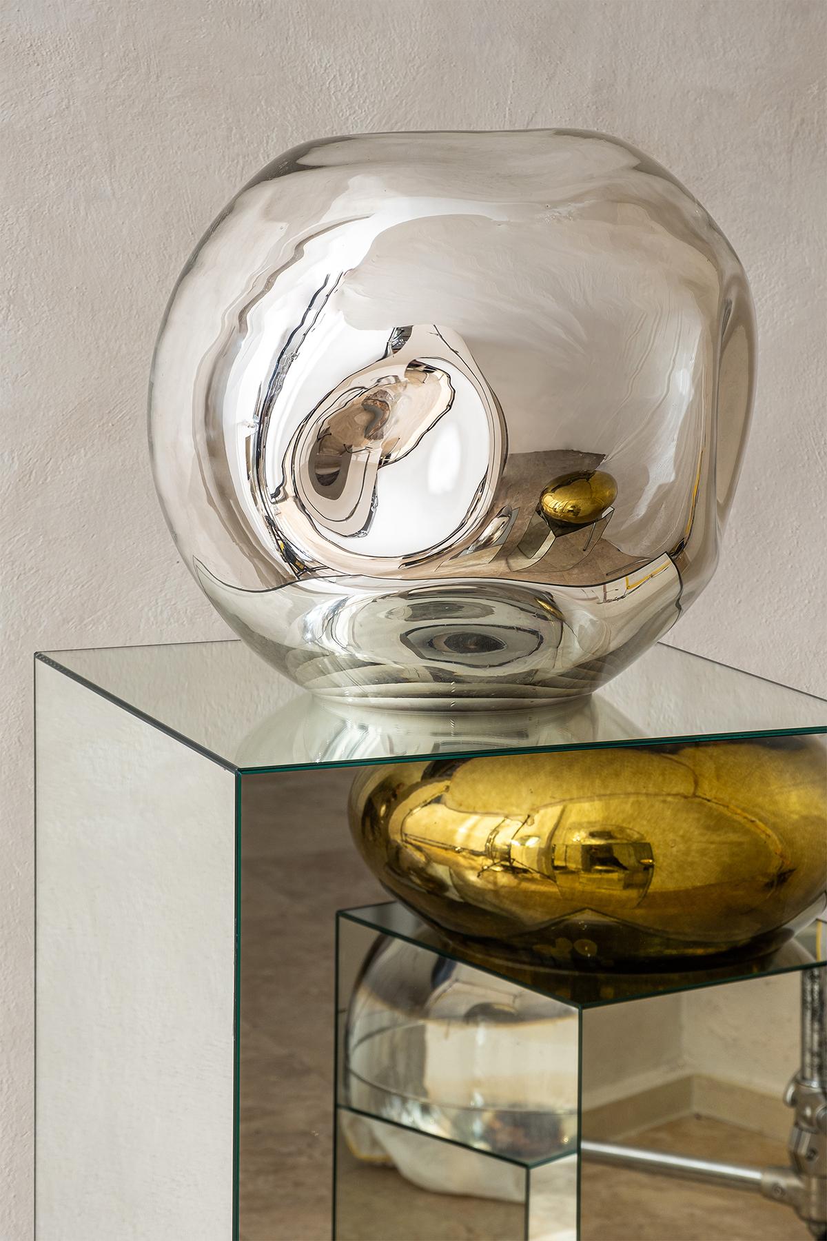 Postmoderno Amorph Globe I Specchio scultoreo in argento con vetro soffiato a mano di Homa in vendita